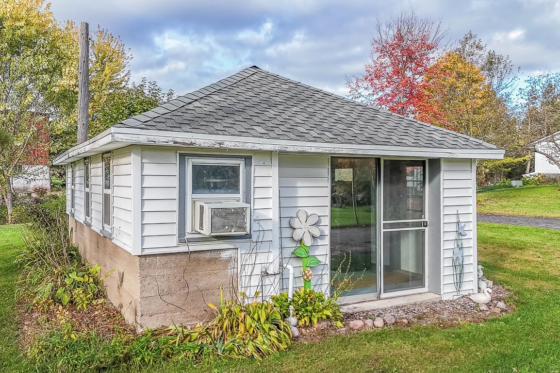 New London, Wisconsin, 54961-8021, United States, 4 Bedrooms Bedrooms, ,2 BathroomsBathrooms,Residential,For Sale,1984435