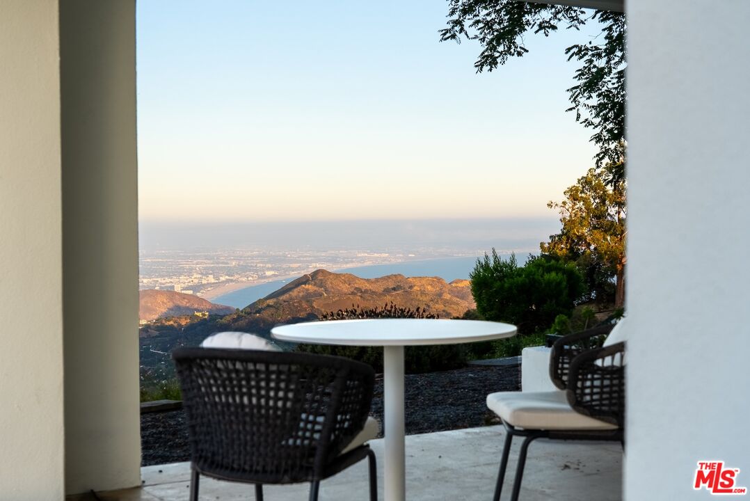 Topanga, California, 90290, United States, 4 Bedrooms Bedrooms, ,4 BathroomsBathrooms,Residential,For Sale,1902057