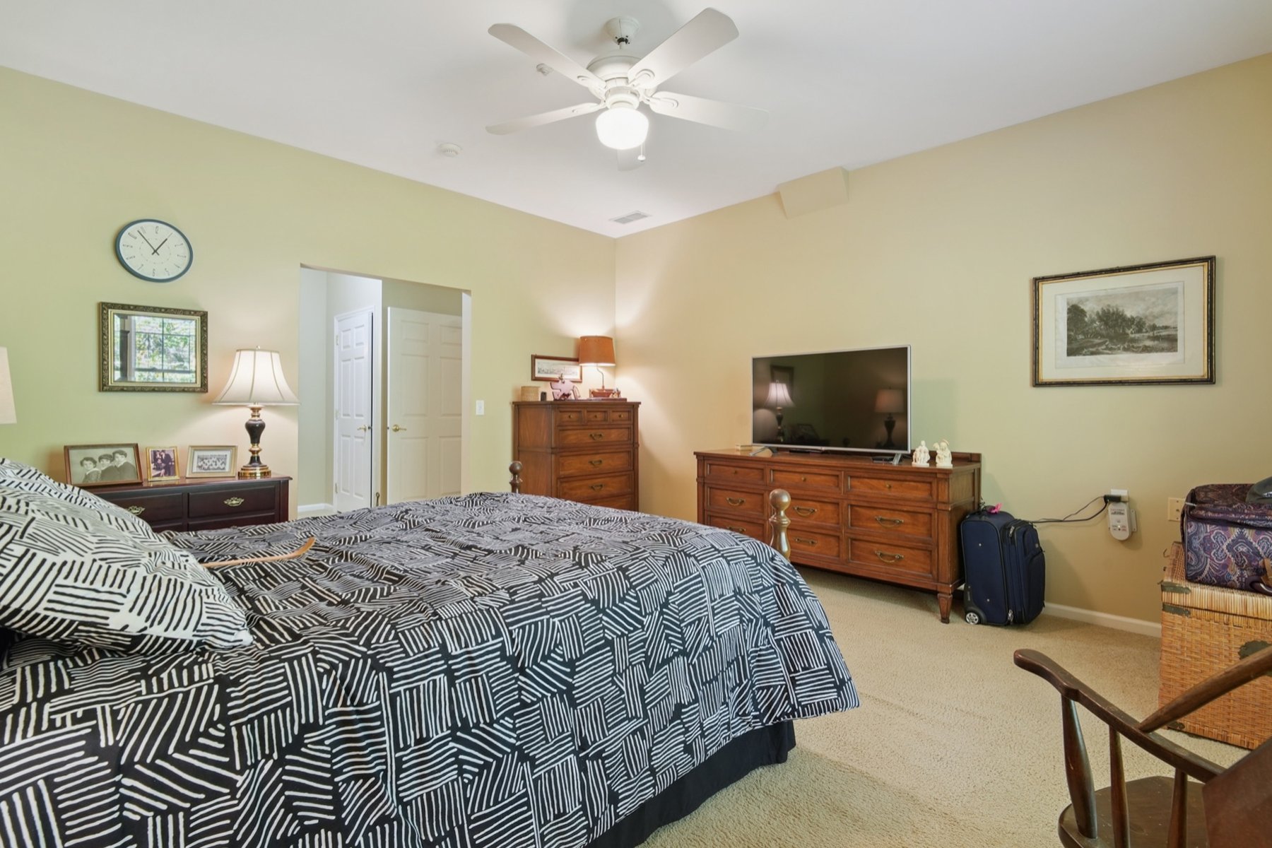  One Floor ?Fox Hills? Corner Unit Offers Many Available Amenities - 物件實景