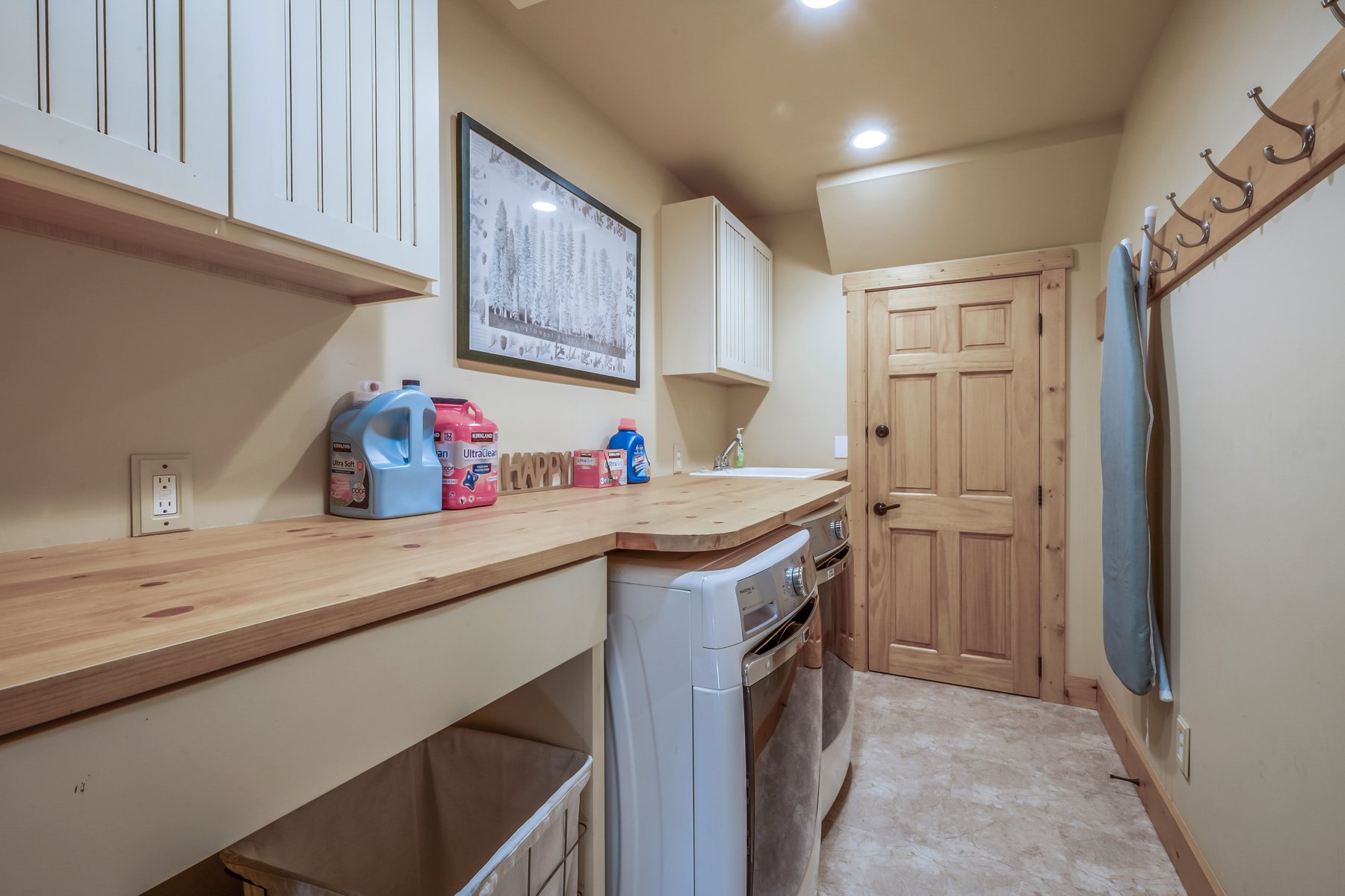 Sagle, Idaho, 83860, United States, 5 Bedrooms Bedrooms, ,6 BathroomsBathrooms,Residential,For Sale,1978919