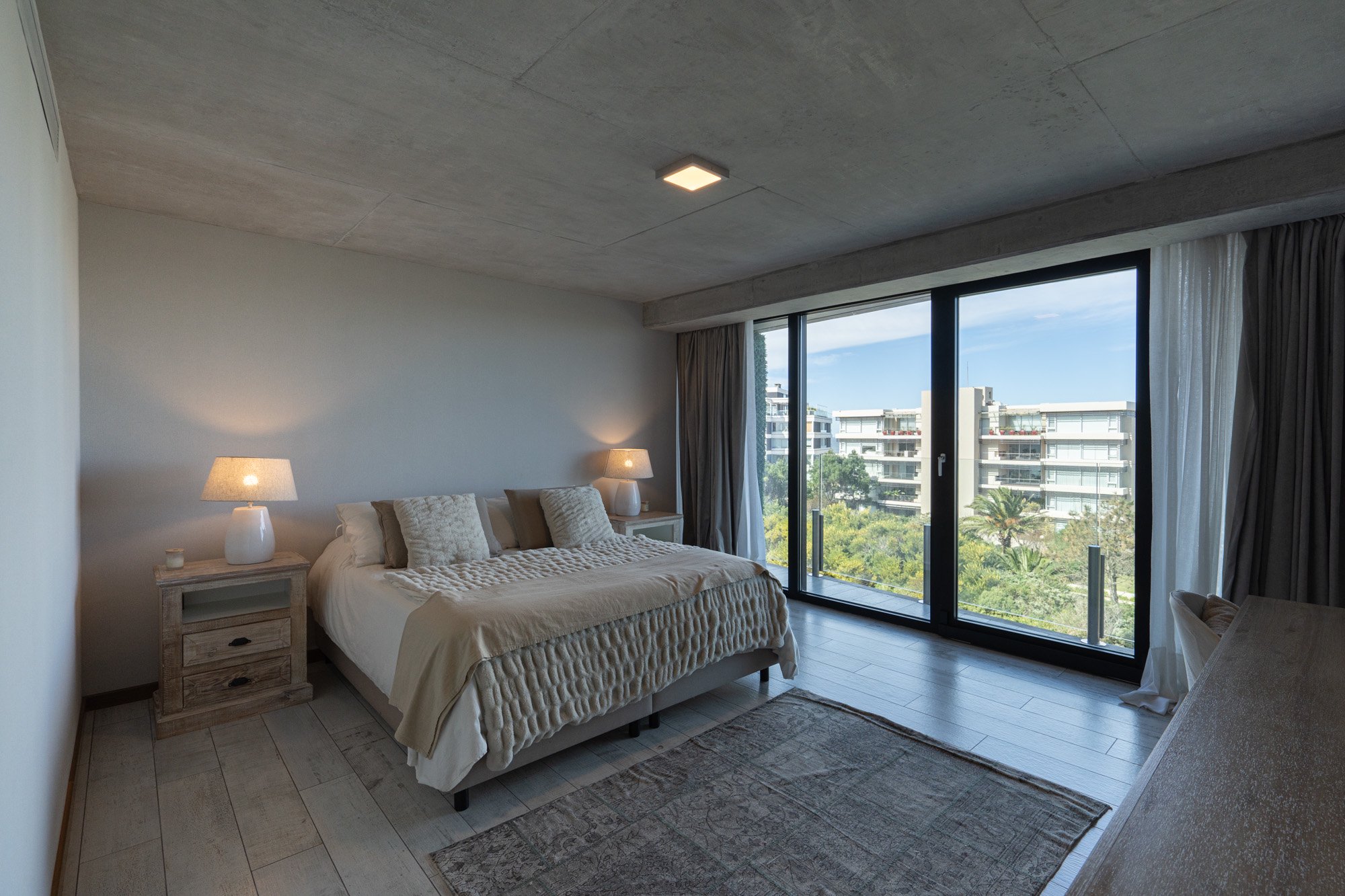  Unit for sale in the renowned Surfside Village1 tower - 物件實景