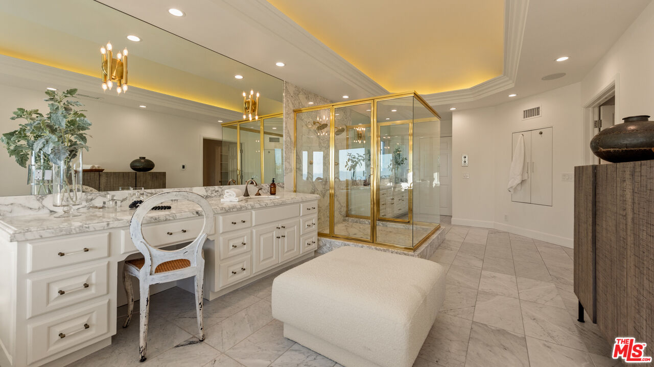 Los Angeles, California, 90049, United States, 5 Bedrooms Bedrooms, ,4 BathroomsBathrooms,Residential,For Sale,1889913