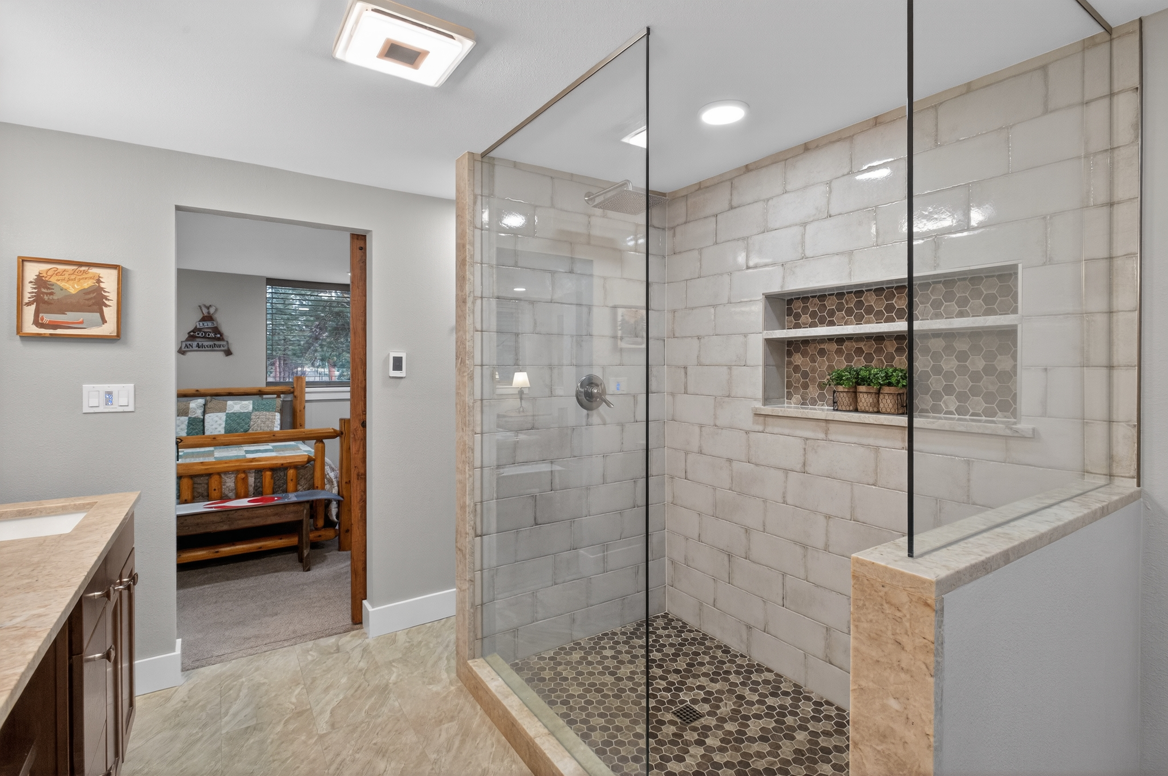  Thoughtfully Updated Throughout - 物件實景