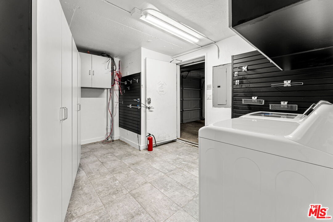 Los Angeles, California, 90049, United States, 2 Bedrooms Bedrooms, ,3 BathroomsBathrooms,Residential,For Sale,2003459