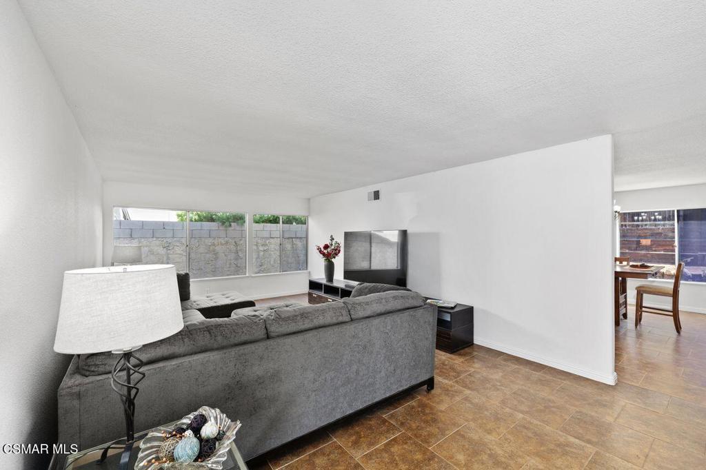 Simi Valley, California, 93065, United States, 3 Bedrooms Bedrooms, ,2 BathroomsBathrooms,Residential,For Sale,1960953