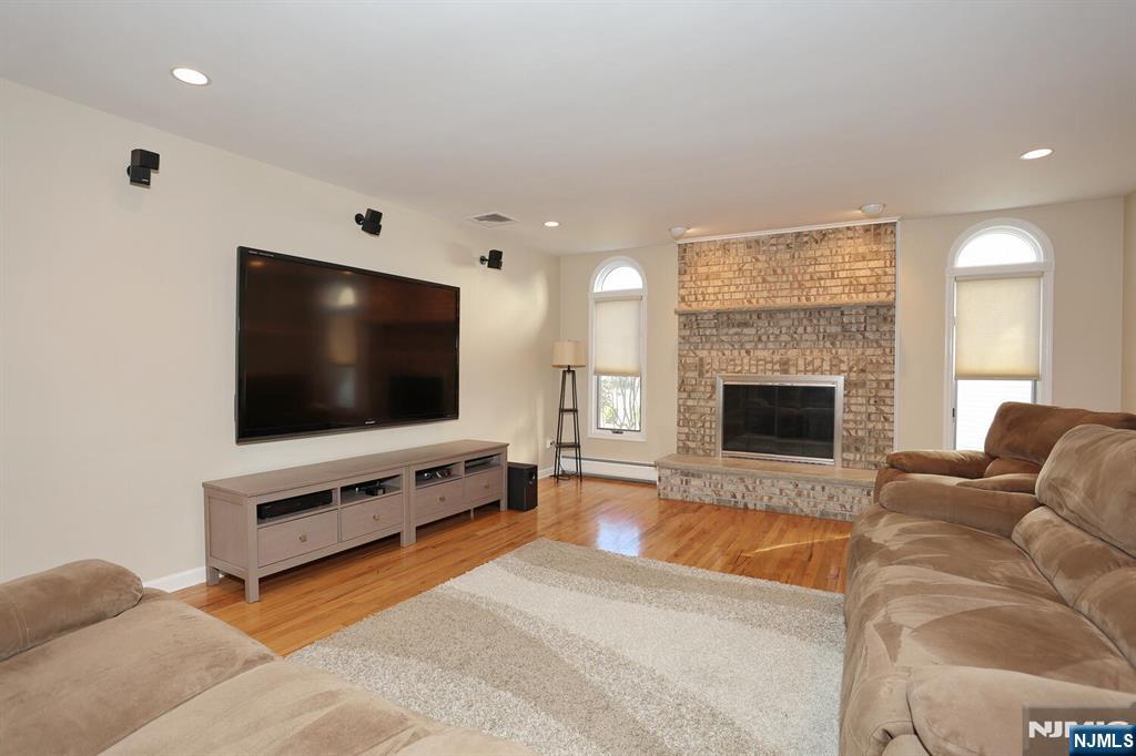 Paramus, New Jersey, 07652, United States, 5 Bedrooms Bedrooms, ,4 BathroomsBathrooms,Residential,For Sale,2001740