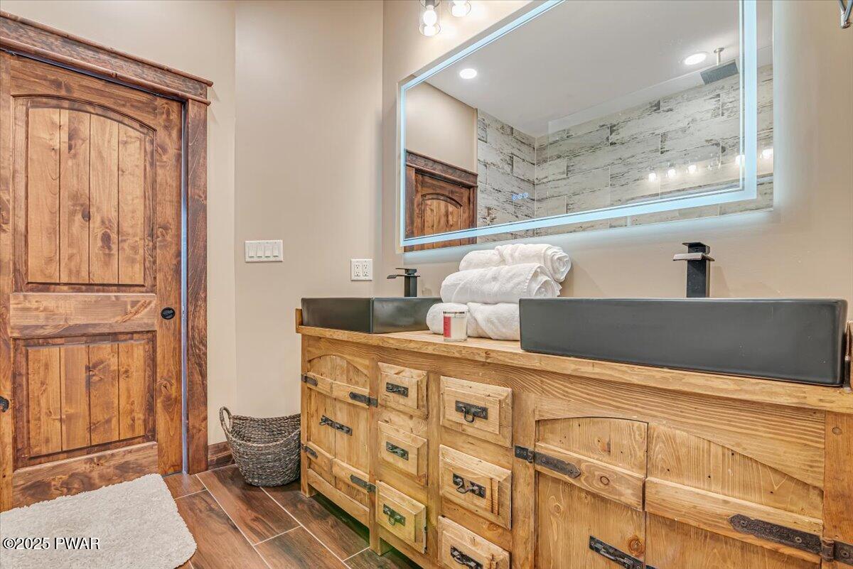 Lake Ariel, Pennsylvania, 18436, United States, 6 Bedrooms Bedrooms, ,4 BathroomsBathrooms,Residential,For Sale,2005698