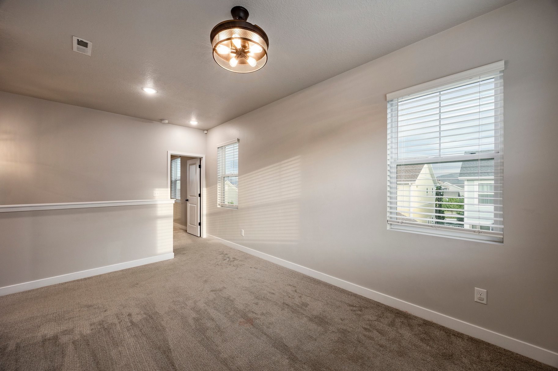  Daybreak Living With A 3-Car Garage - 物件實景