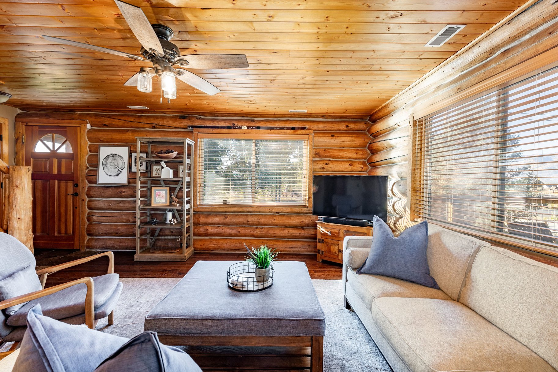  Easy Mountain Living, Made for Real Life: Log Warmth, Mountain Views, Flat Lot - 物件實景