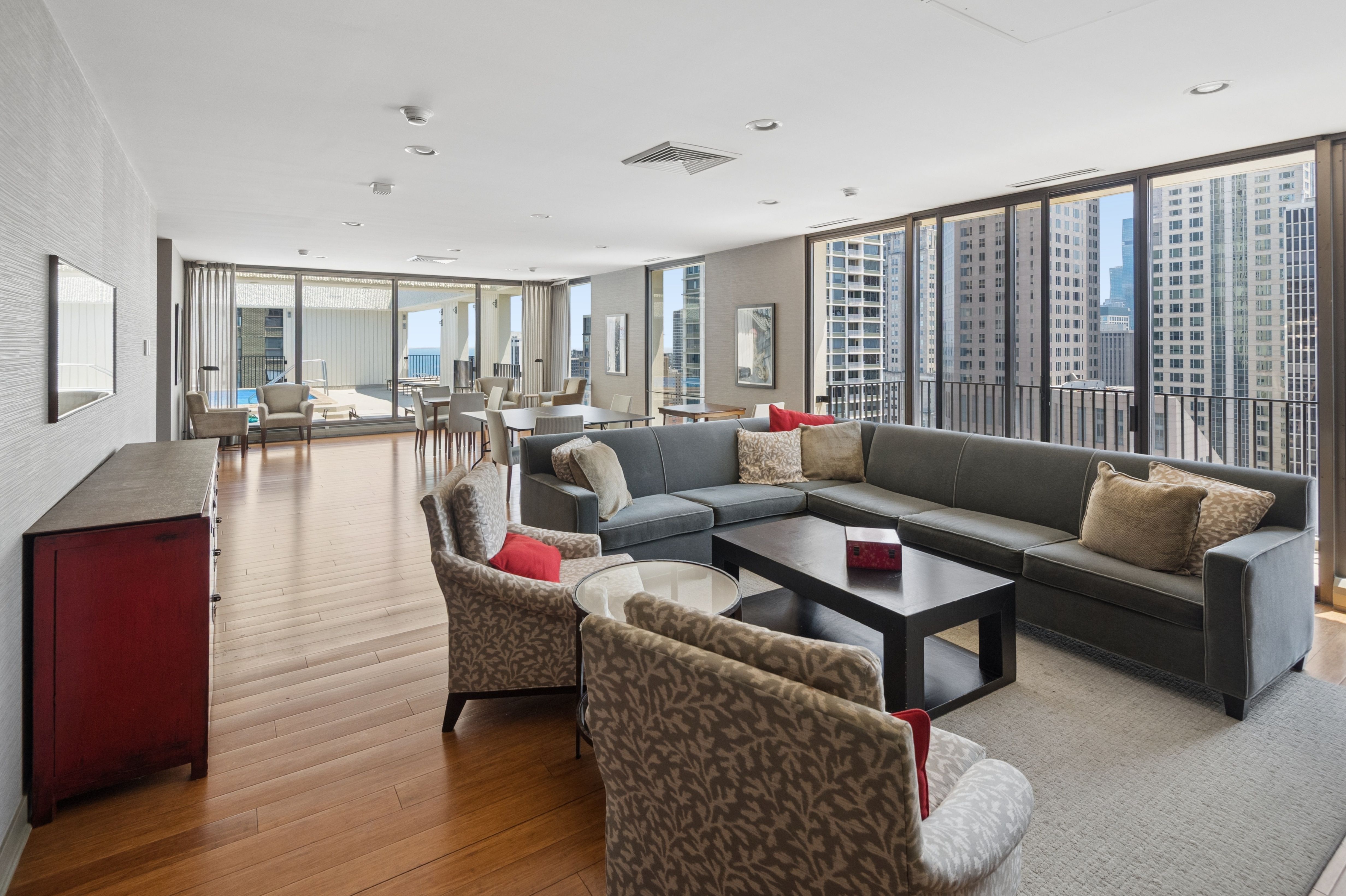  Designed for Both Comfortable Everyday Living and Effortless Entertaining - 物件實景