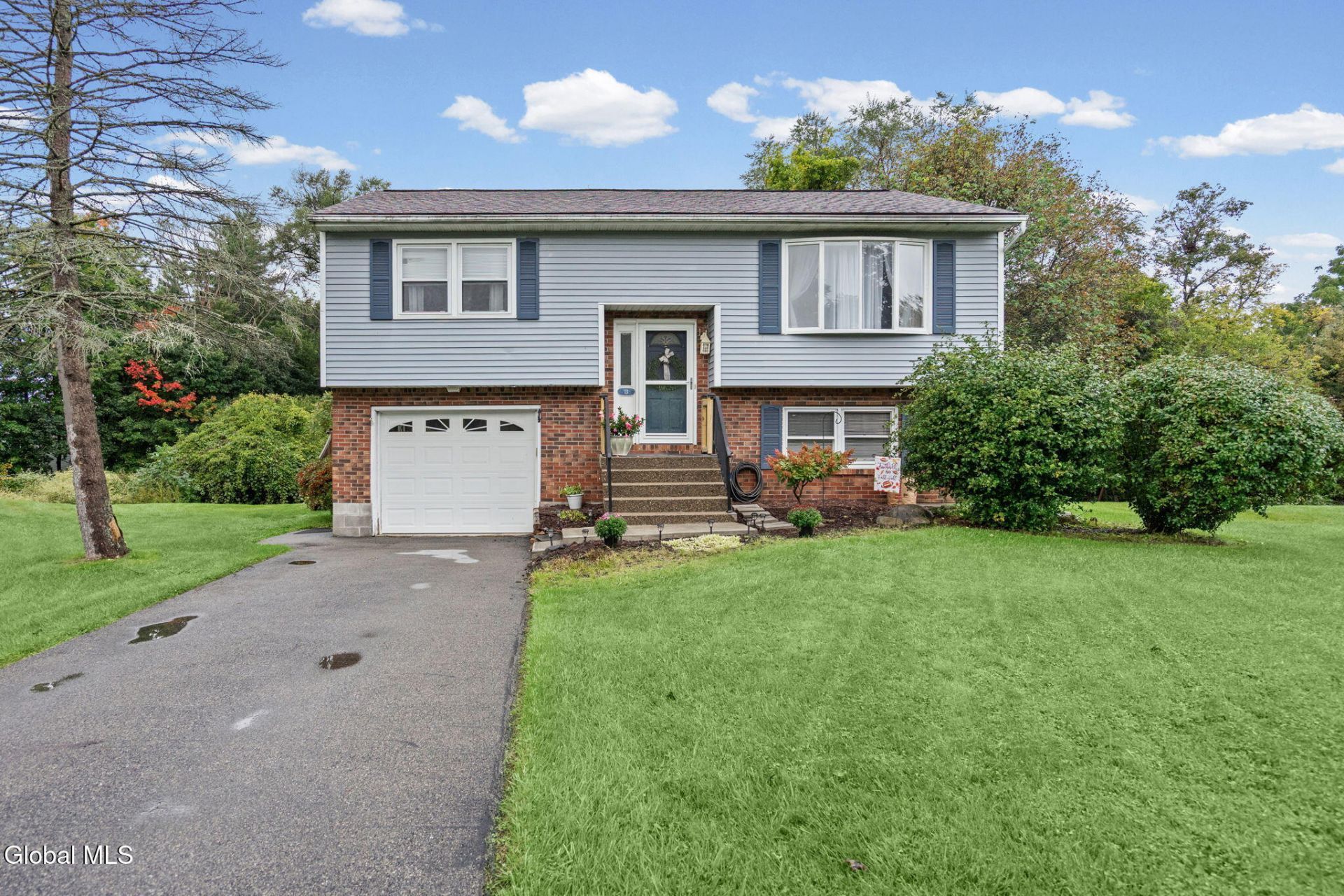 Andree Ct, Schenectady, NY 12309