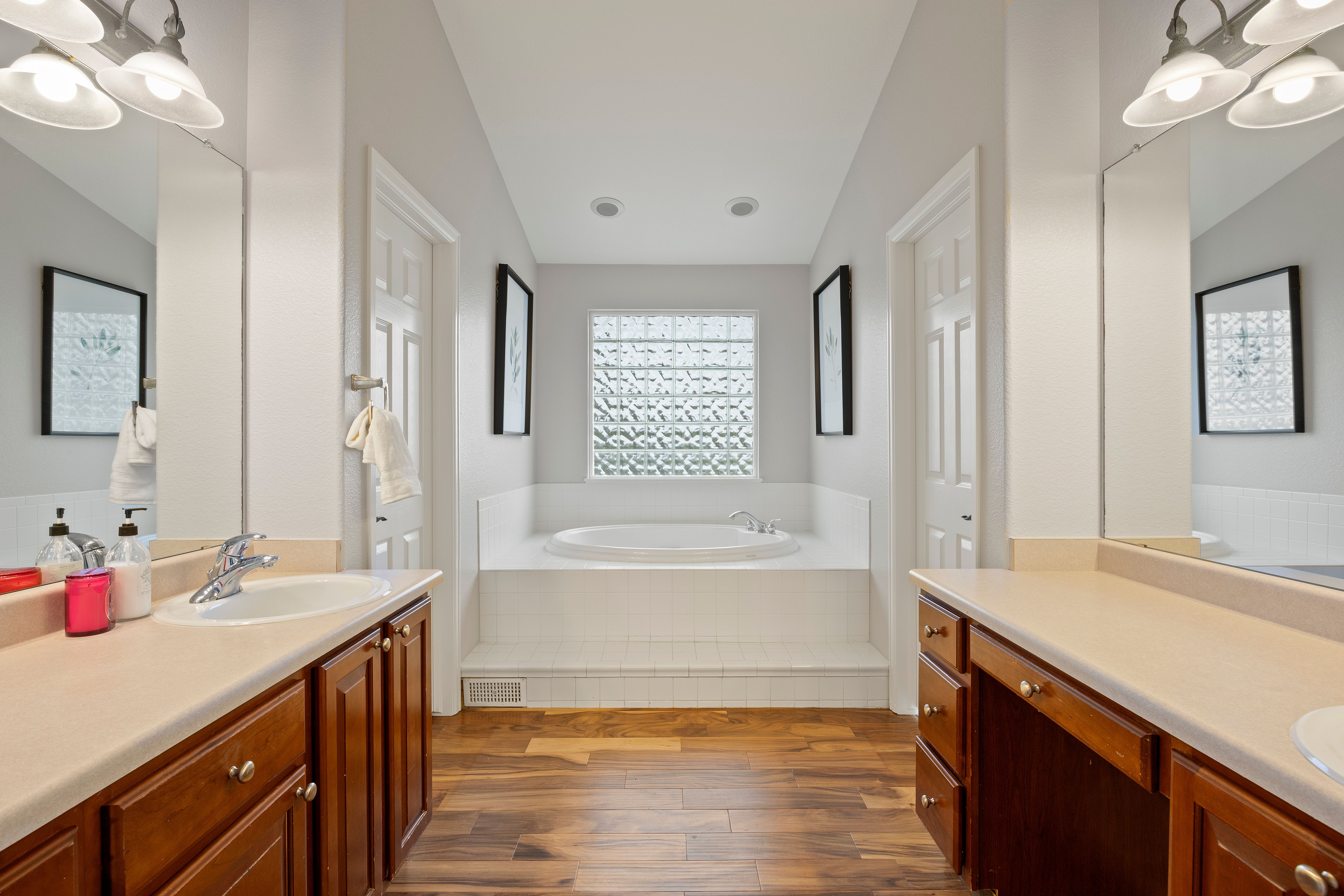  Situated on a desirable corner lot in the sought-after Red Hawk community - 物件實景