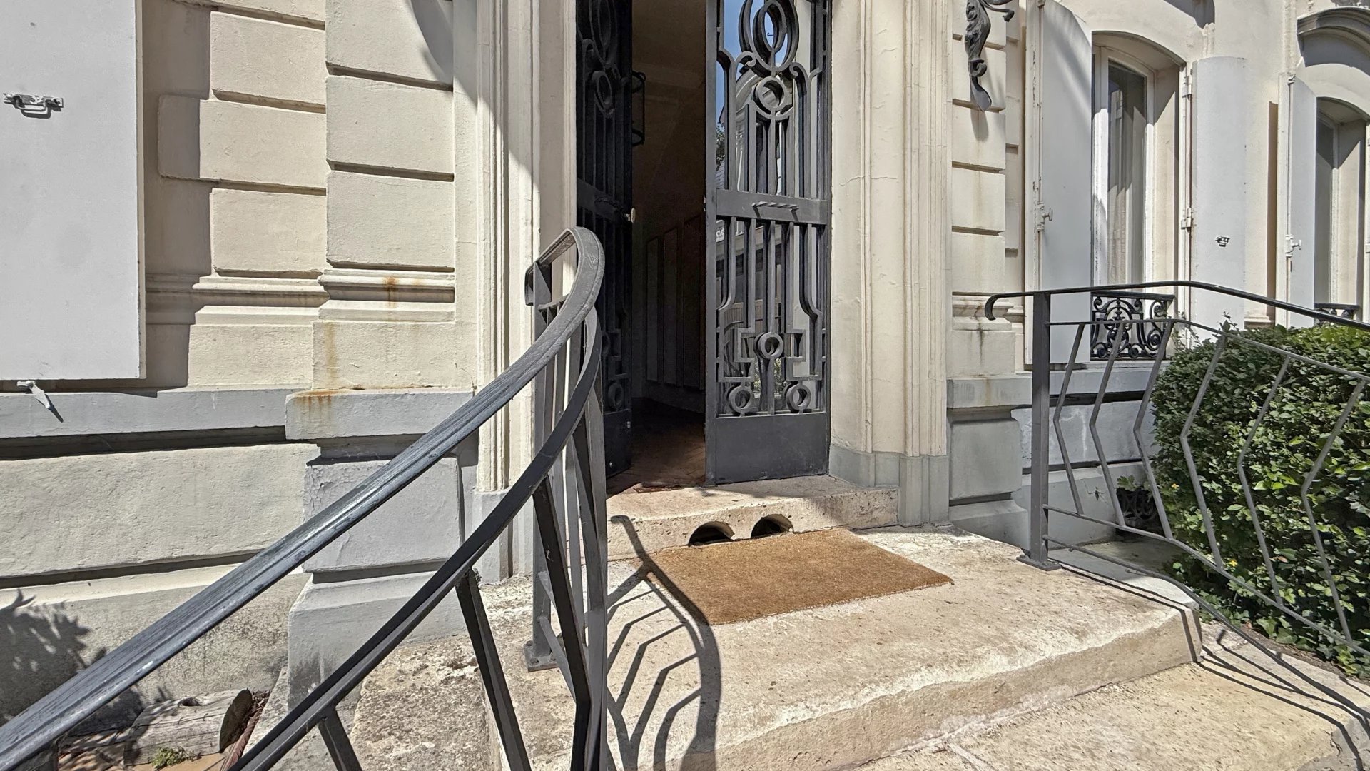 Versailles, Île-de-France, 78000, FR, 8 Bedrooms Bedrooms, ,8 BathroomsBathrooms,Residential,For Sale,1876940