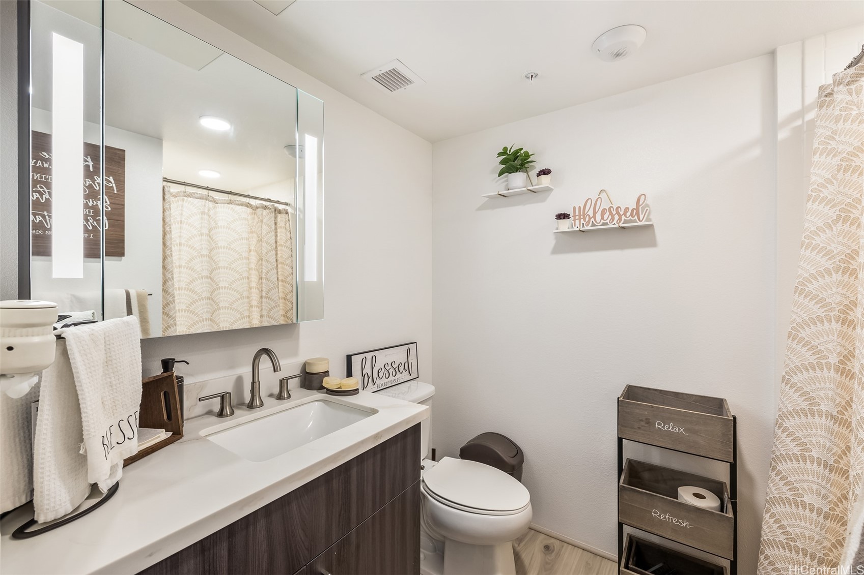 Honolulu, Hawaii, 96813, United States, 2 Bedrooms Bedrooms, ,2 BathroomsBathrooms,Residential,For Sale,1988310