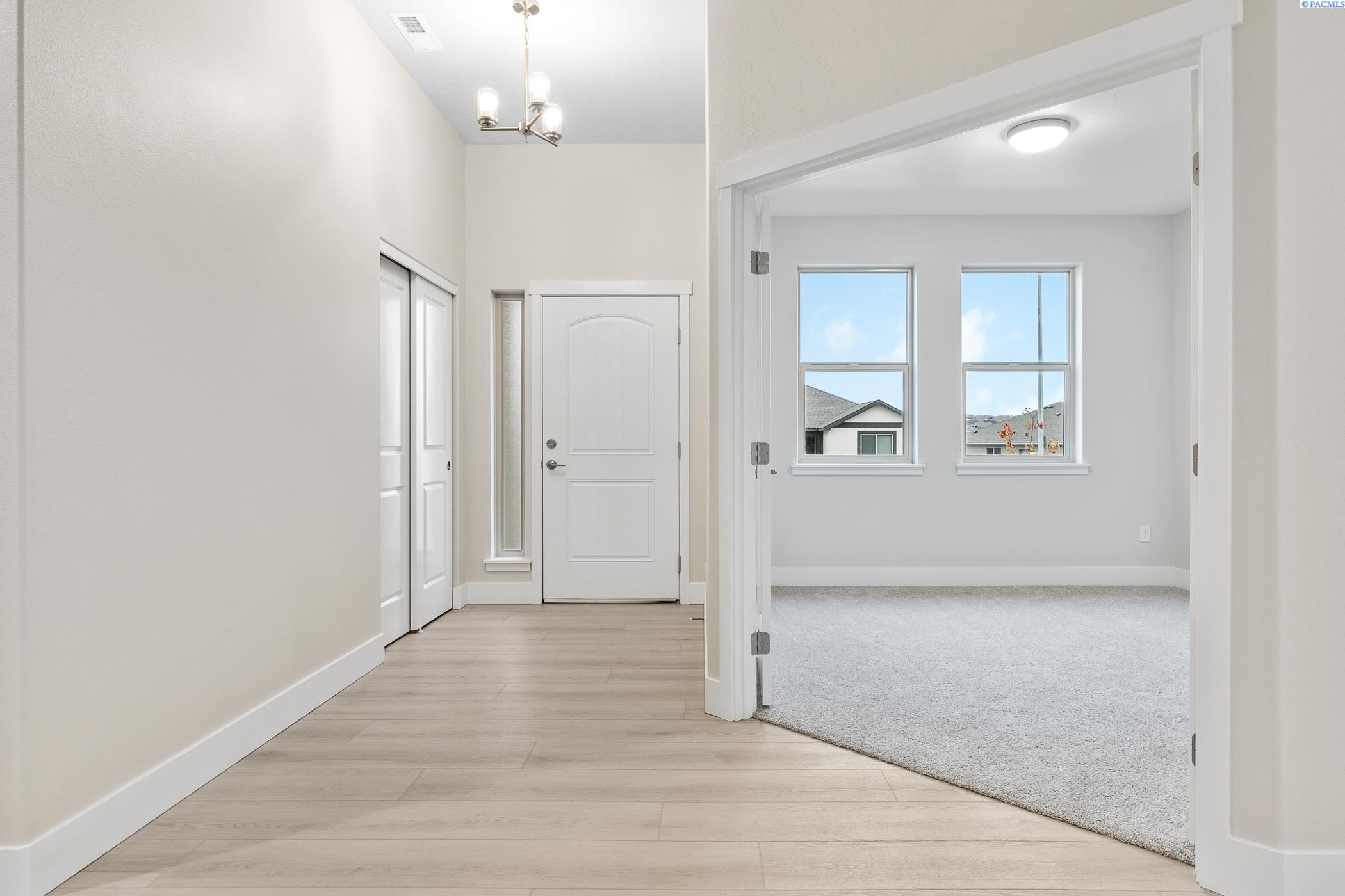 Kennewick, Washington, 99338, United States, 4 Bedrooms Bedrooms, ,2 BathroomsBathrooms,Residential,For Sale,1987872