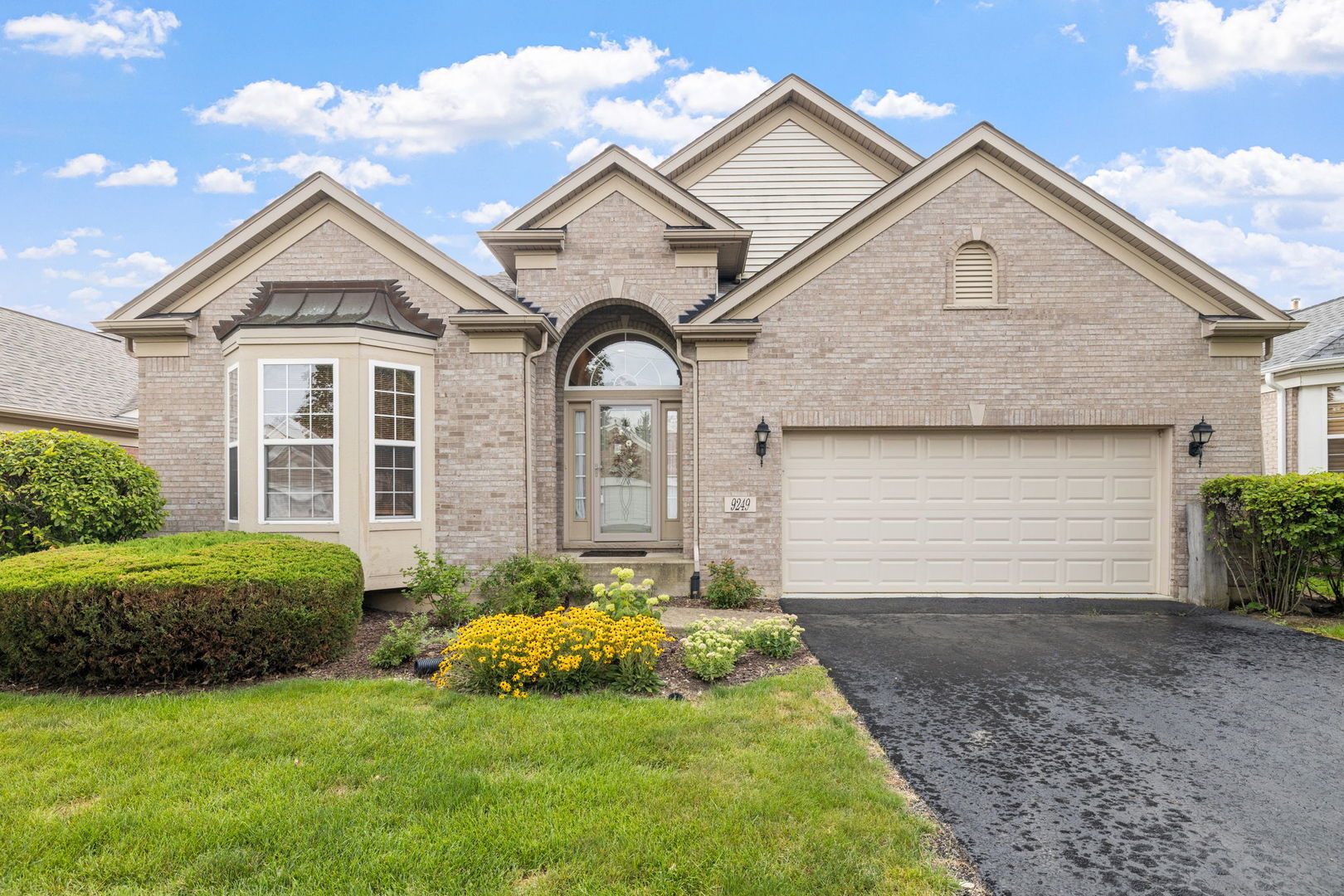 Orland Park, Illinois, 60462, United States, 2 Bedrooms Bedrooms, ,2 BathroomsBathrooms,Residential,For Sale,1941007