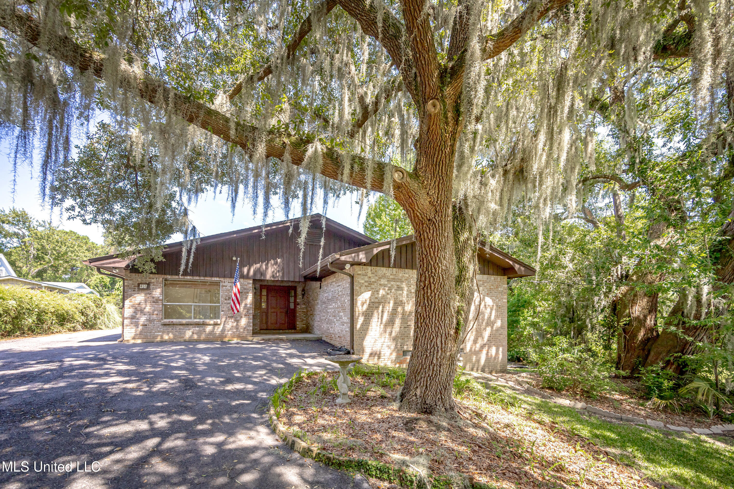Ocean Springs, Mississippi, 39564, United States, 3 Bedrooms Bedrooms, ,3 BathroomsBathrooms,Residential,For Sale,1903607