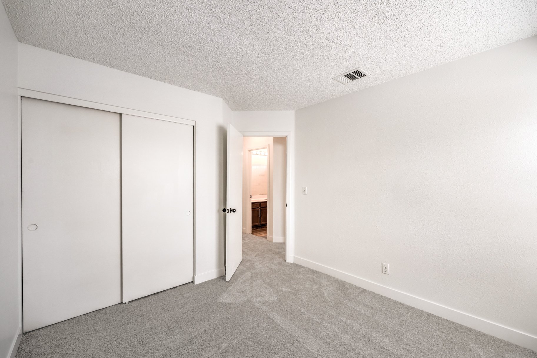  Fresh, Spacious & Move-In Ready — Green Valley Home on an Oversized Lot - 物件實景