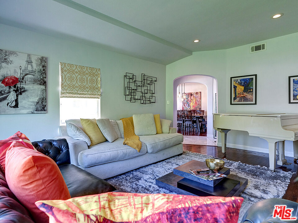 Los Angeles, California, 90019, United States, 4 Bedrooms Bedrooms, ,3 BathroomsBathrooms,Residential,For Sale,1924996