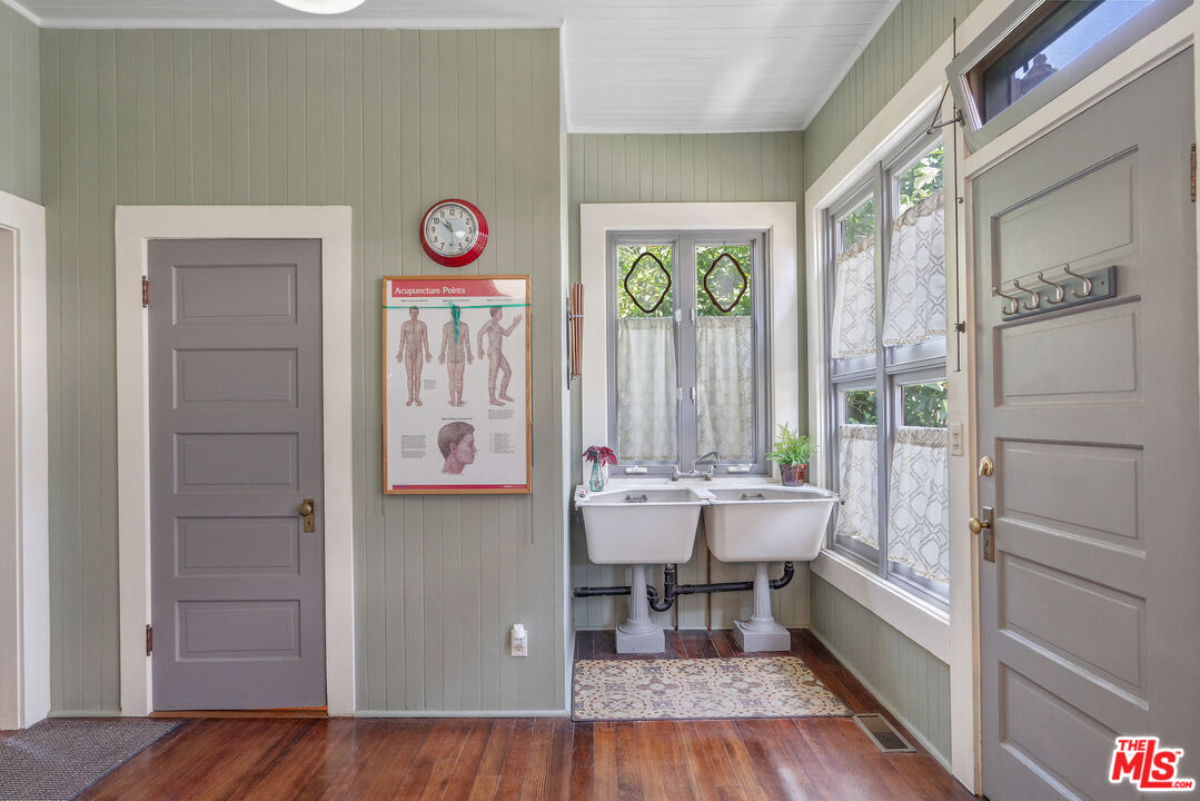 Los Angeles, California, 90006, United States, 6 Bedrooms Bedrooms, ,5 BathroomsBathrooms,Residential,For Sale,1883118