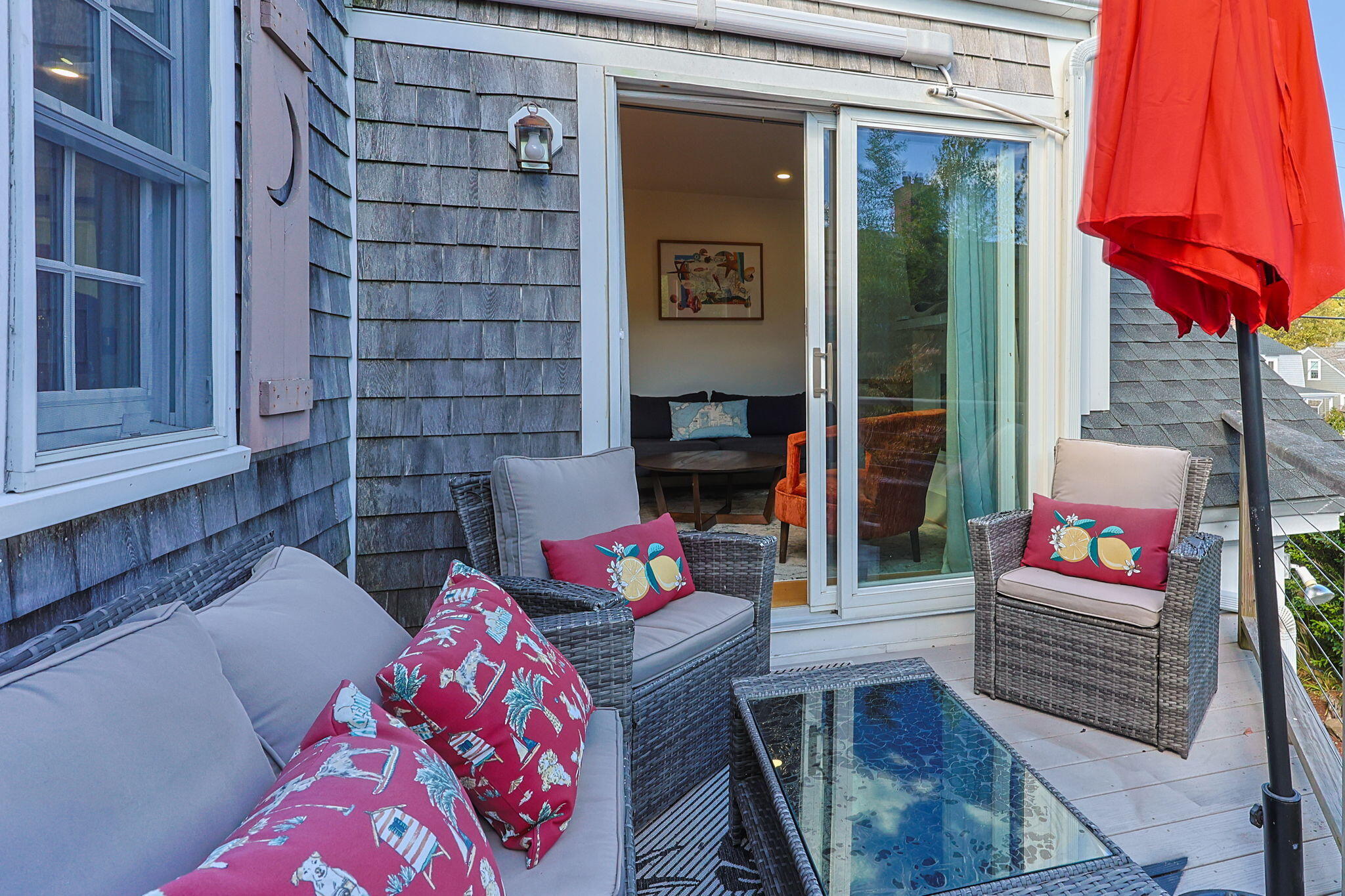  Soaring Ceilings, Two Private Decks & a Fresh Take on East End Living - 物件實景
