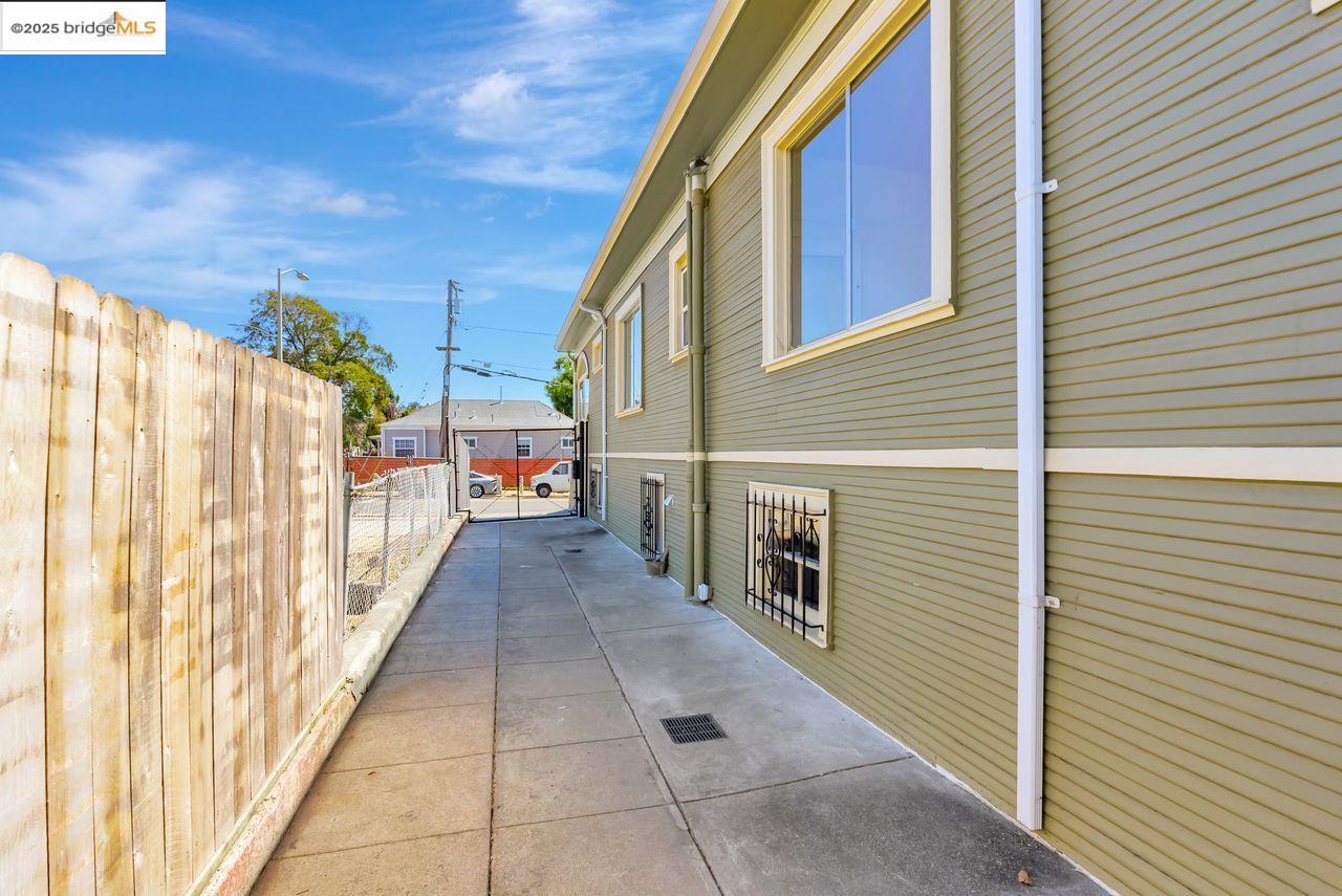Oakland, California, 94608, United States, 6 Bedrooms Bedrooms, ,3 BathroomsBathrooms,Residential,For Sale,1939780