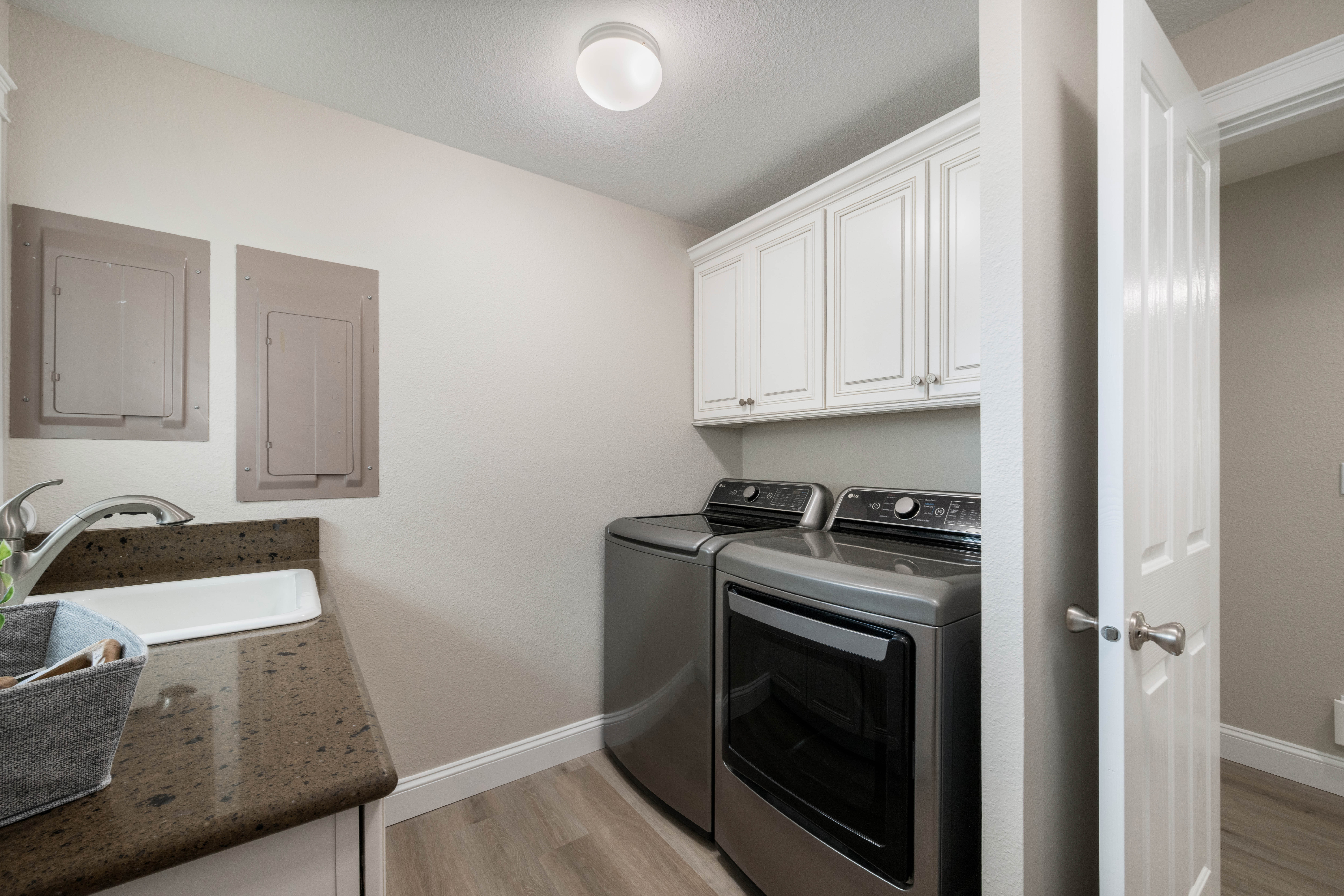  ROOM FOR SHOP/ POOL. IMMACULATELY CARED FOR HOME - 物件實景