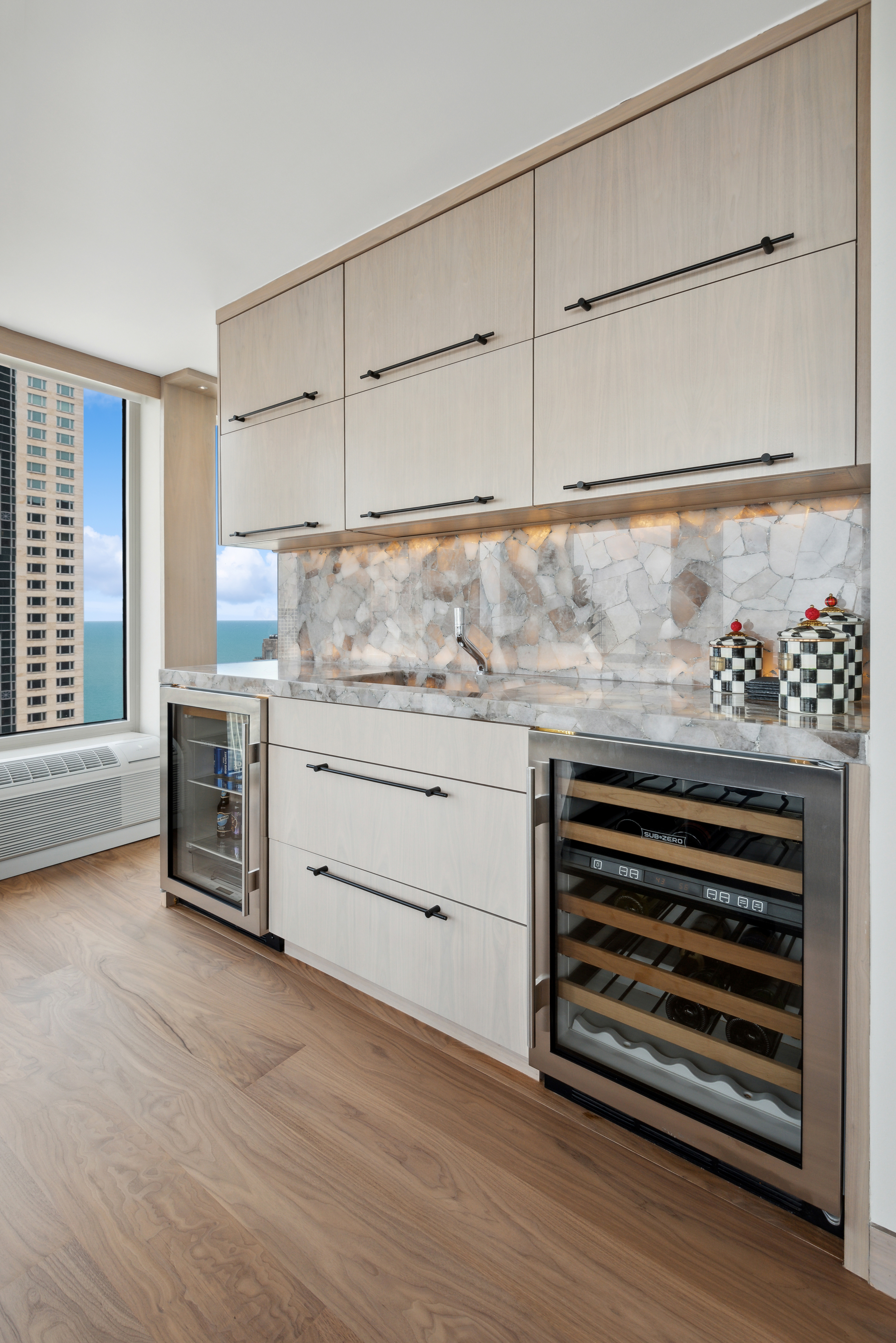  Absolutely Stunning, Penthouse Level Furnished Condo - 物件實景