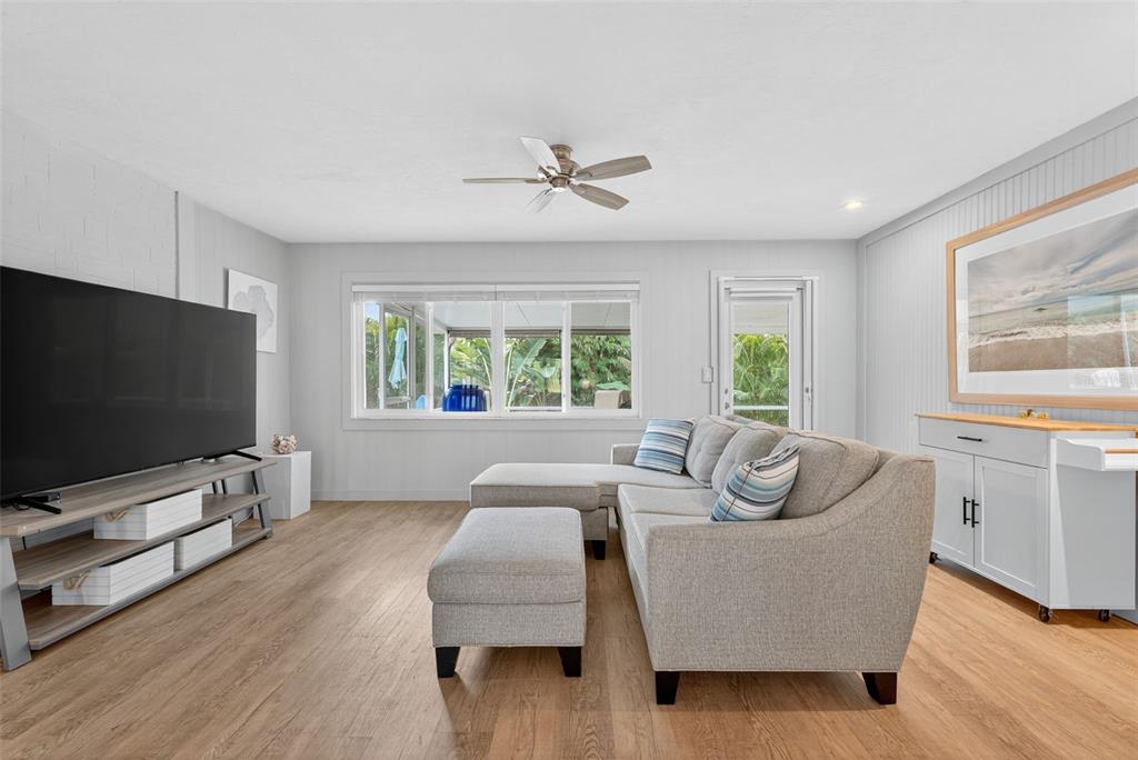 Sarasota, Florida, 34239, United States, 3 Bedrooms Bedrooms, ,2 BathroomsBathrooms,Residential,For Sale,1991192