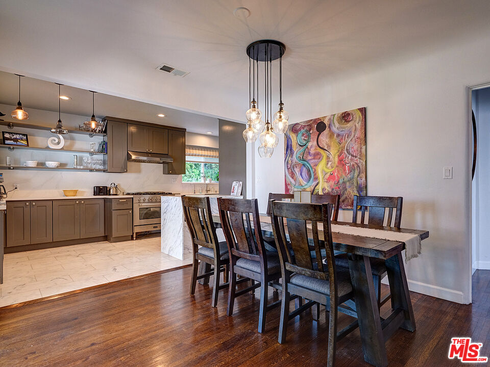 Los Angeles, California, 90019, United States, 4 Bedrooms Bedrooms, ,3 BathroomsBathrooms,Residential,For Sale,1924996