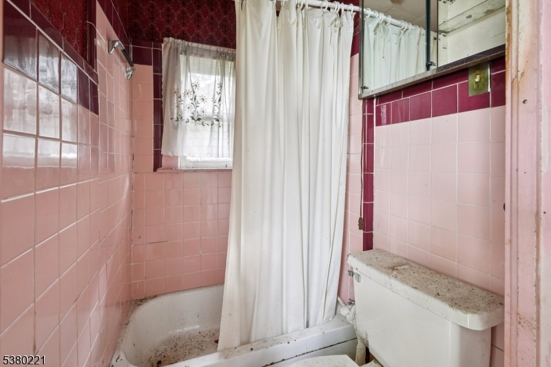 Maplewood Twp., New Jersey, 07040, United States, 5 Bedrooms Bedrooms, ,3 BathroomsBathrooms,Residential,For Sale,1933003