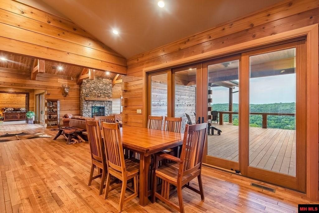 Cotter, Arkansas, 72626, United States, 4 Bedrooms Bedrooms, ,5 BathroomsBathrooms,Residential,For Sale,1976163