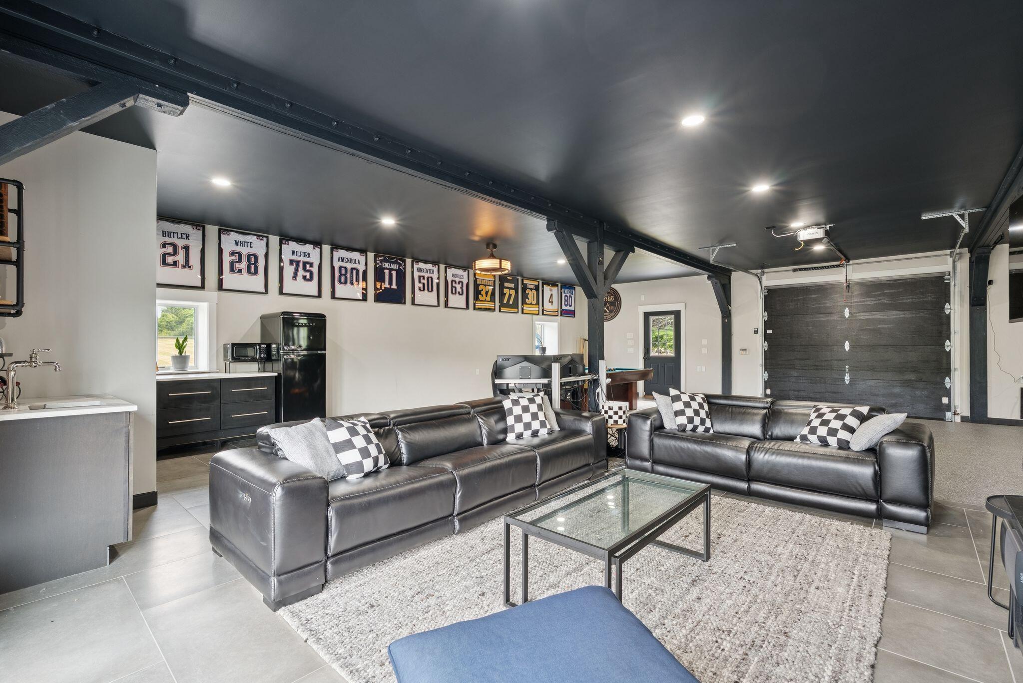 Falmouth, Maine, 04105, United States, 3 Bedrooms Bedrooms, ,4 BathroomsBathrooms,Residential,For Sale,1975511