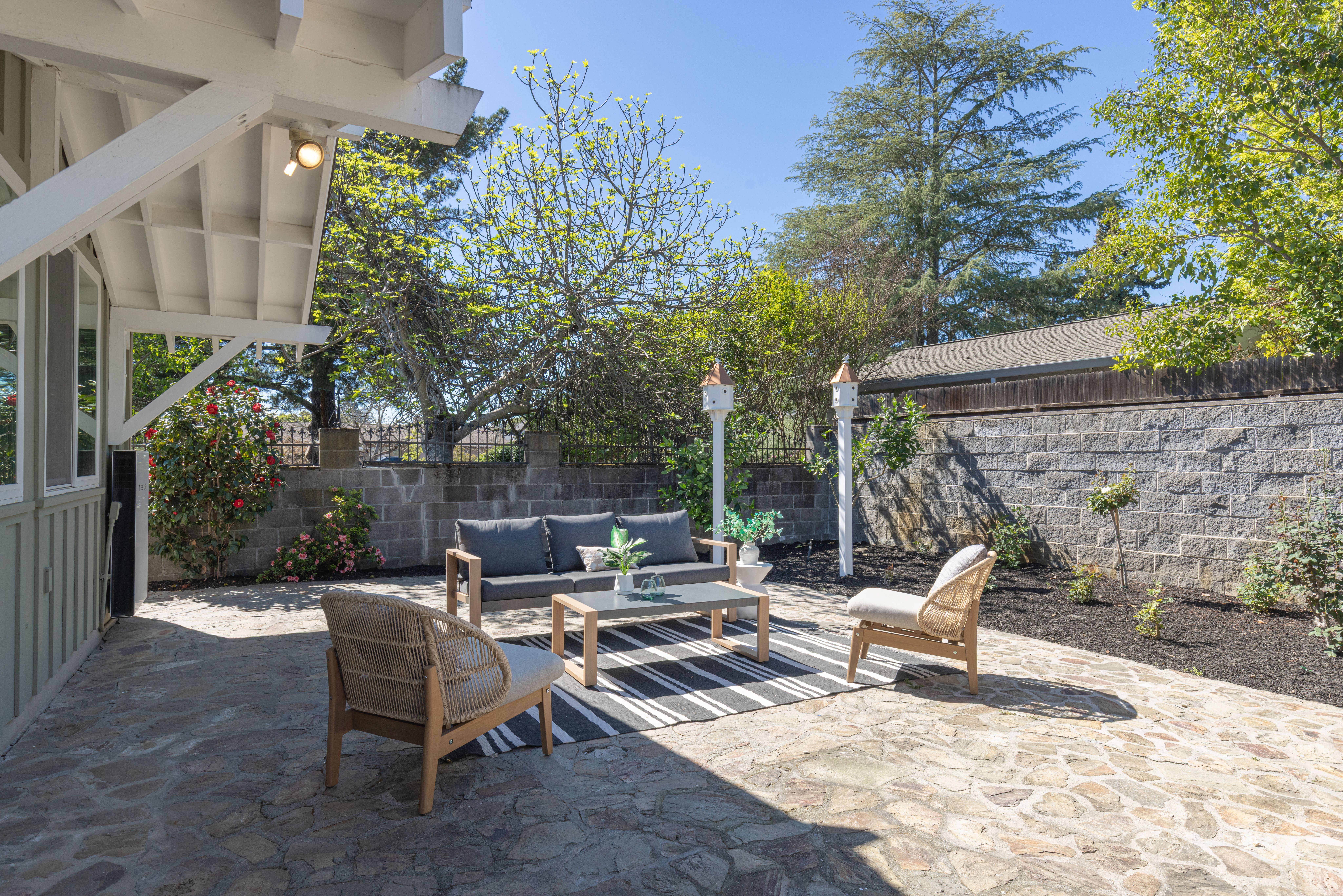  Coveted East Side Ranch Home in Monticello Park - 物件實景