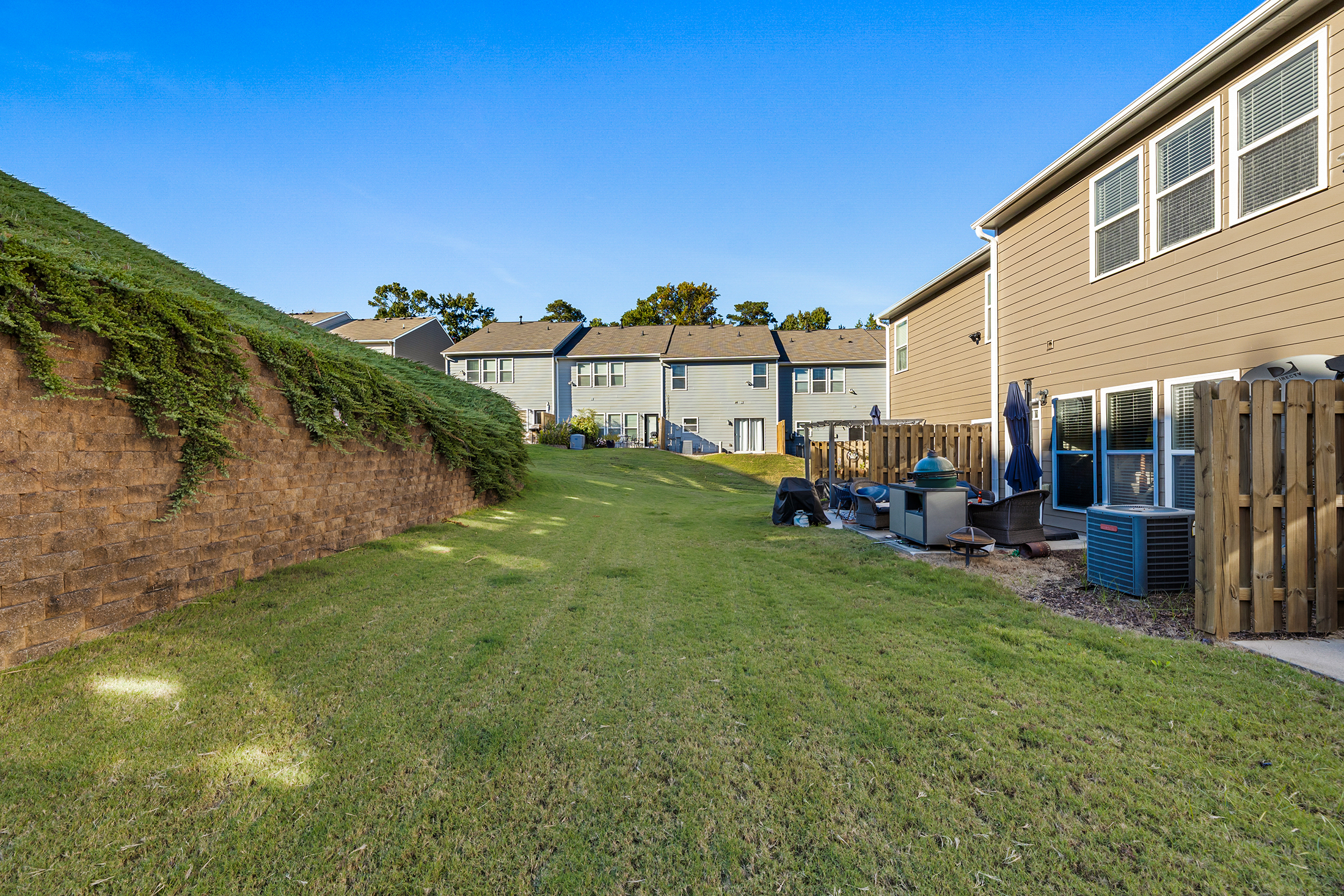  Charming Townhome Offers Low-Maintenance Living with No Rental Restrictions - 物件實景