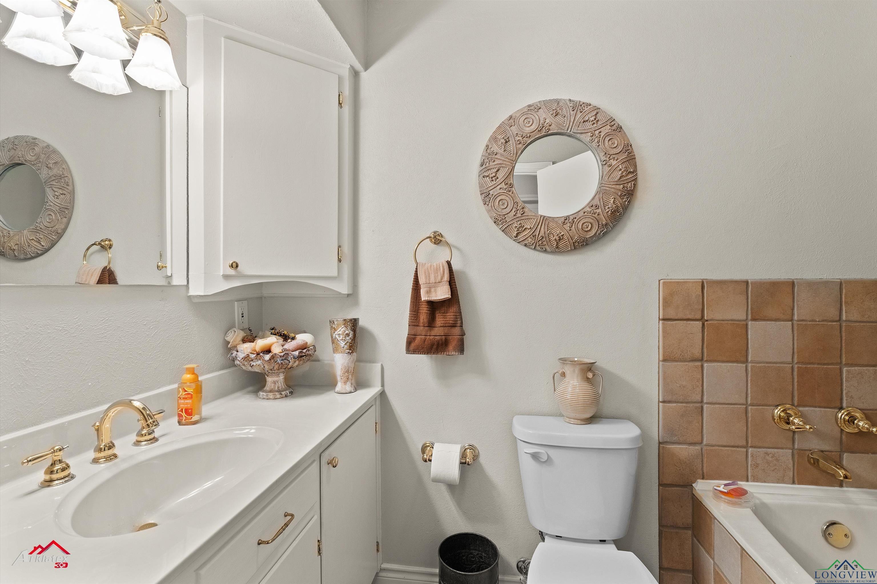 Marshall, Texas, 75672-4947, United States, 3 Bedrooms Bedrooms, ,4 BathroomsBathrooms,Residential,For Sale,1982293