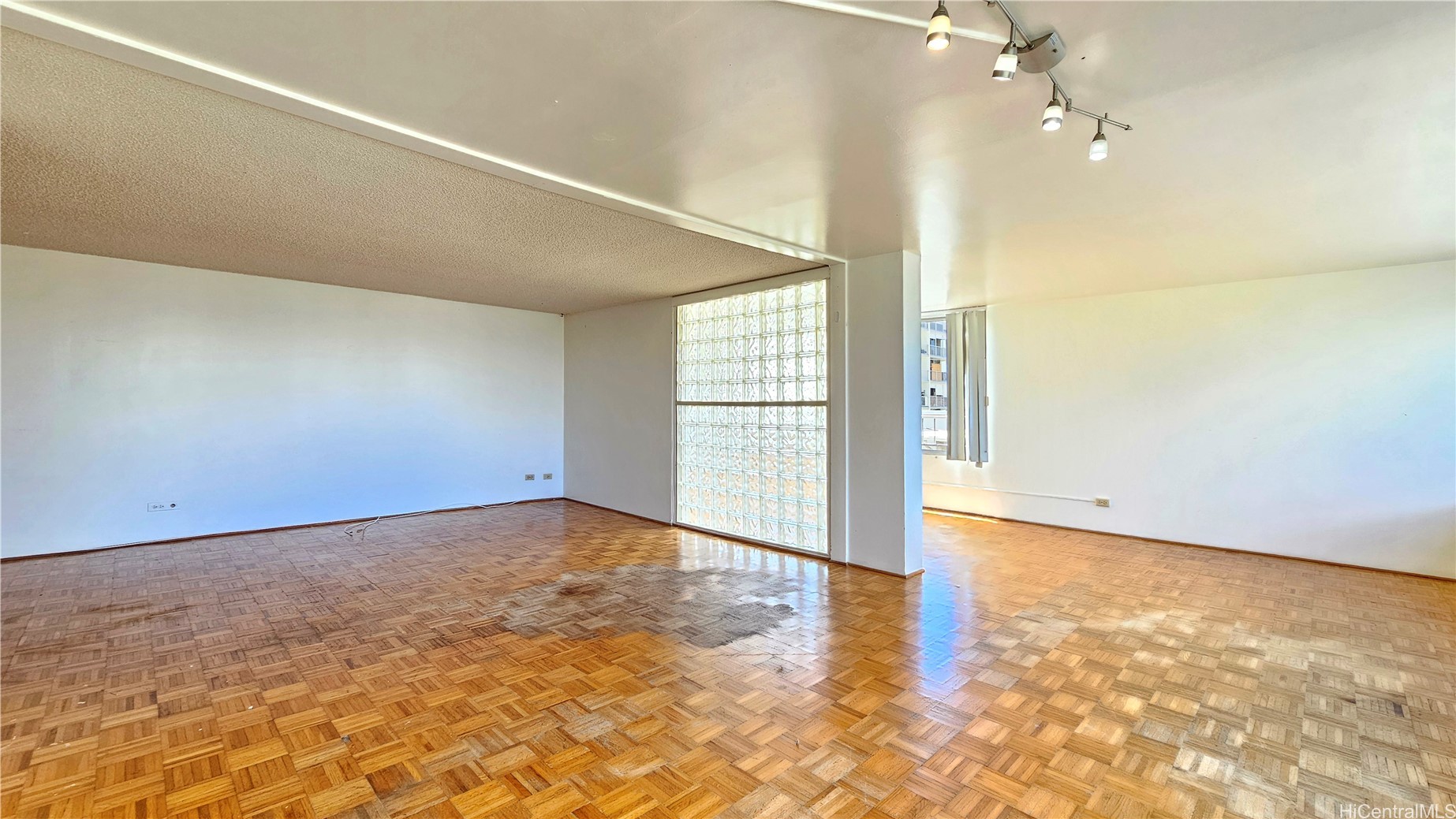 Honolulu, Hawaii, 96822, United States, 2 Bedrooms Bedrooms, ,2 BathroomsBathrooms,Residential,For Sale,1868361