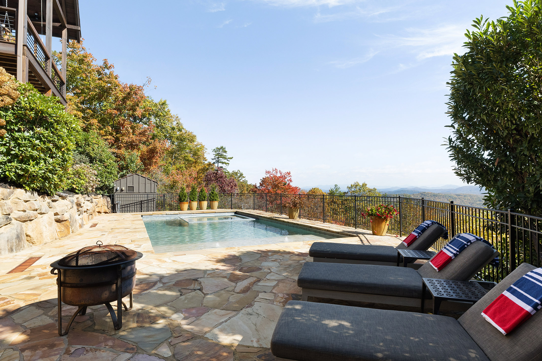  Mineral Bluff Retreat Offers Resort-caliber Outdoor Living and Sweeping Views - 物件實景