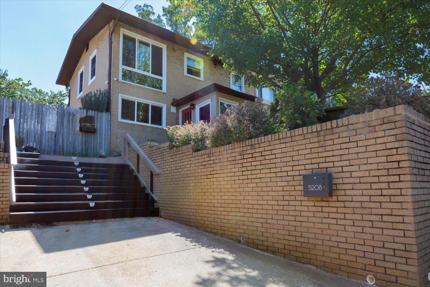 Arlington, Virginia, 22204, United States, 2 Bedrooms Bedrooms, ,1 BathroomBathrooms,Residential,For Sale,1951010