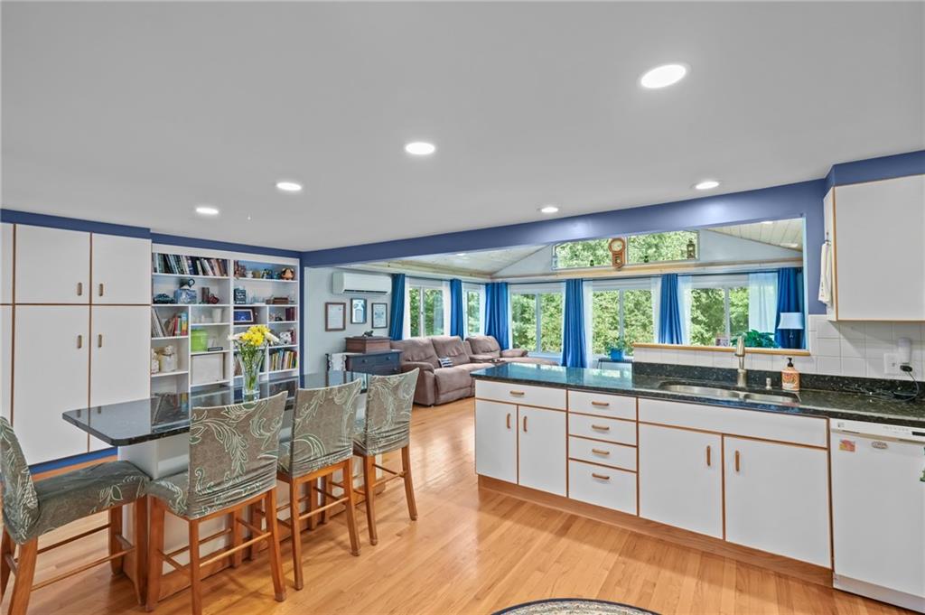 North Kingstown, Rhode Island, 02852, United States, 3 Bedrooms Bedrooms, ,4 BathroomsBathrooms,Residential,For Sale,1973997