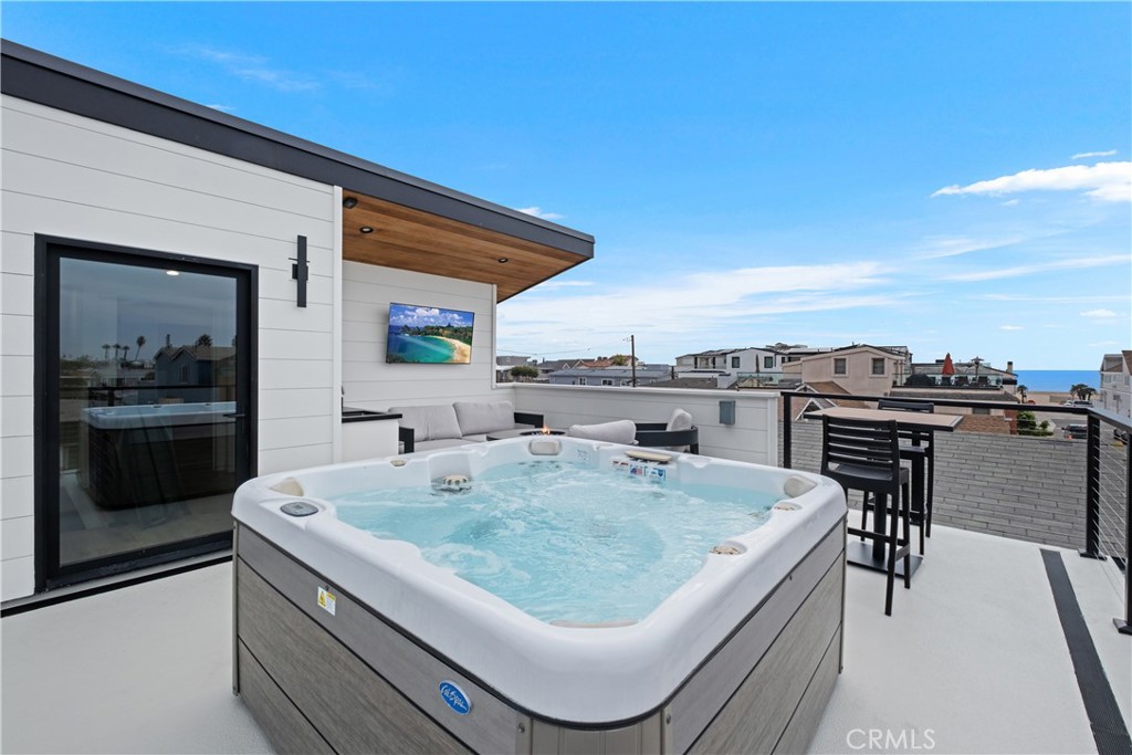 Newport Beach, California, 92663, United States, 5 Bedrooms Bedrooms, ,6 BathroomsBathrooms,Residential,For Sale,1993408