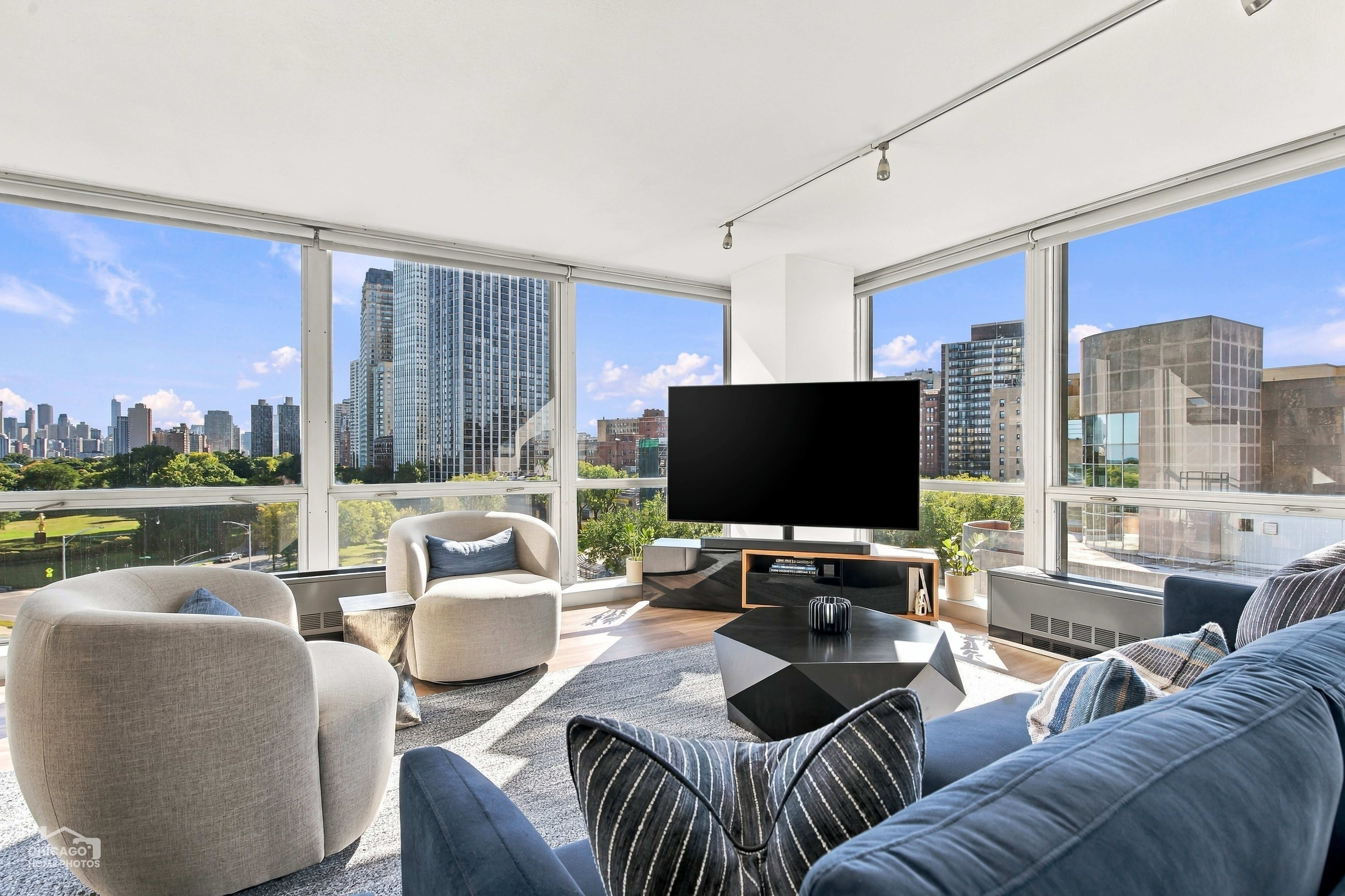  Gorgeous Views from Every Window in this Renovated, Corner Unit Condo - 物件實景