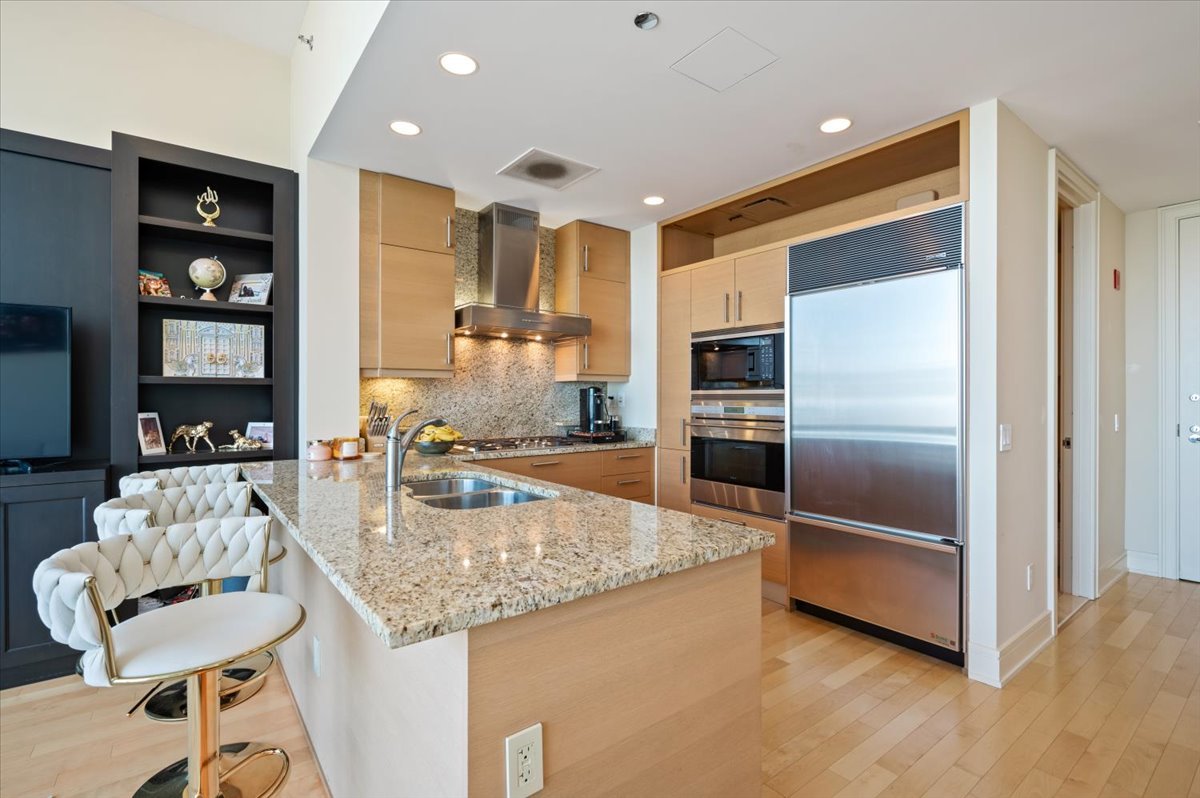 Chicago, Illinois, 60611, United States, 1 Bedroom Bedrooms, ,2 BathroomsBathrooms,Residential,For Sale,1995961