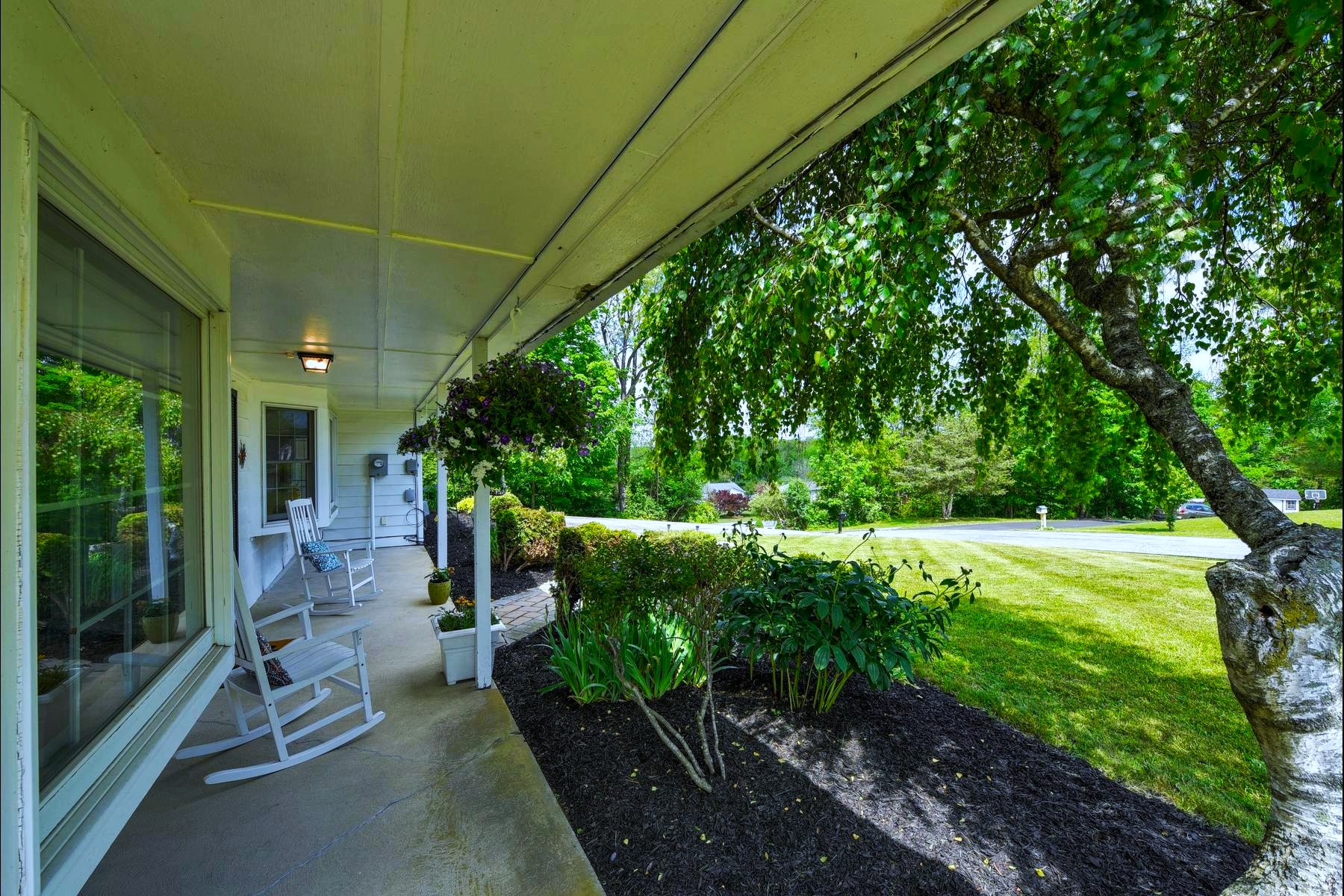  ?Glenwood? Neighborhood Colonial Offers Privacy and Flexibility - 物件實景