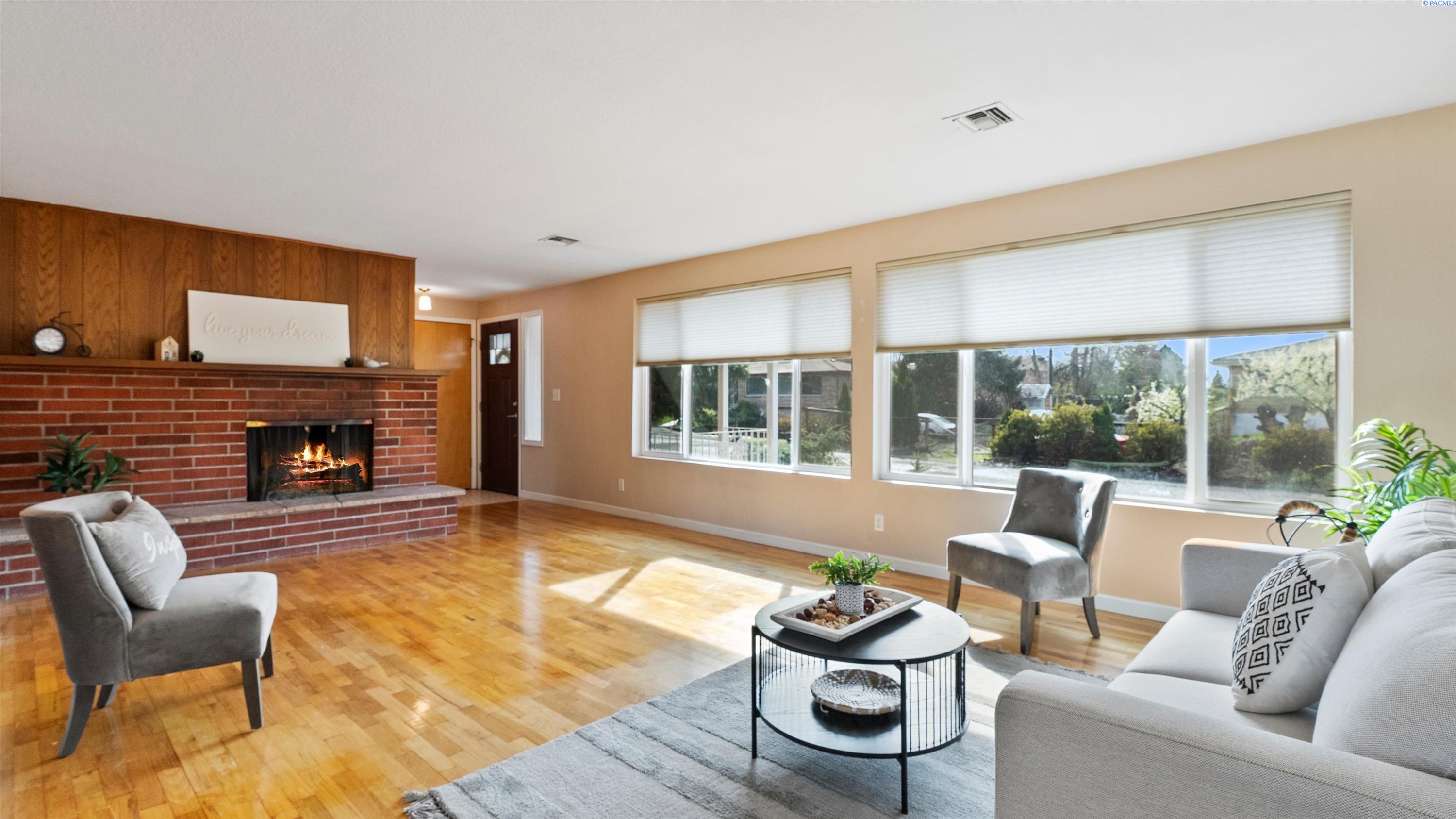Kennewick, Washington, 99337, United States, 4 Bedrooms Bedrooms, ,2 BathroomsBathrooms,Residential,For Sale,1939902