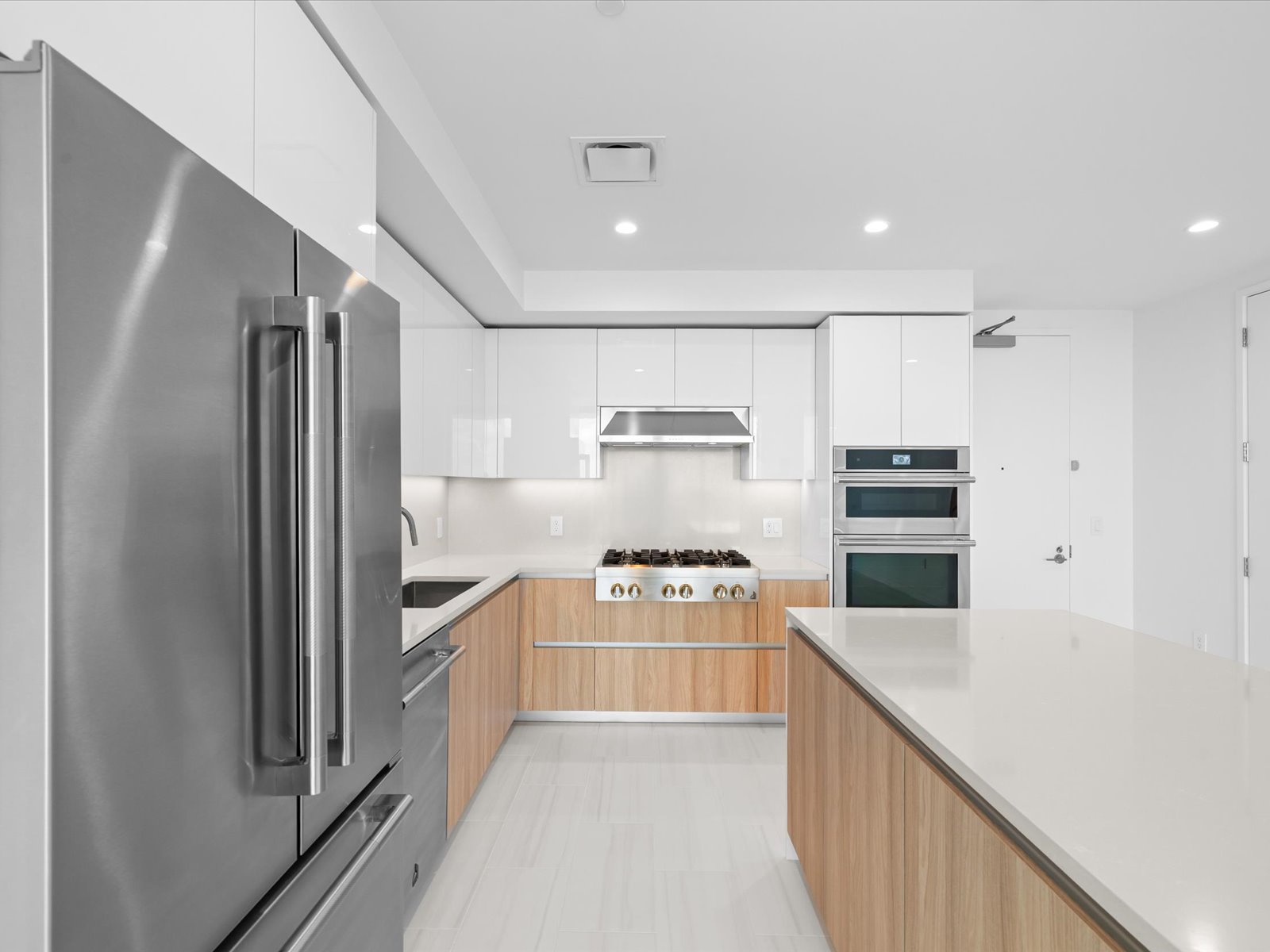 ST Petersburg, Florida, 33701, United States, 2 Bedrooms Bedrooms, ,3 BathroomsBathrooms,Residential,For Sale,2049072