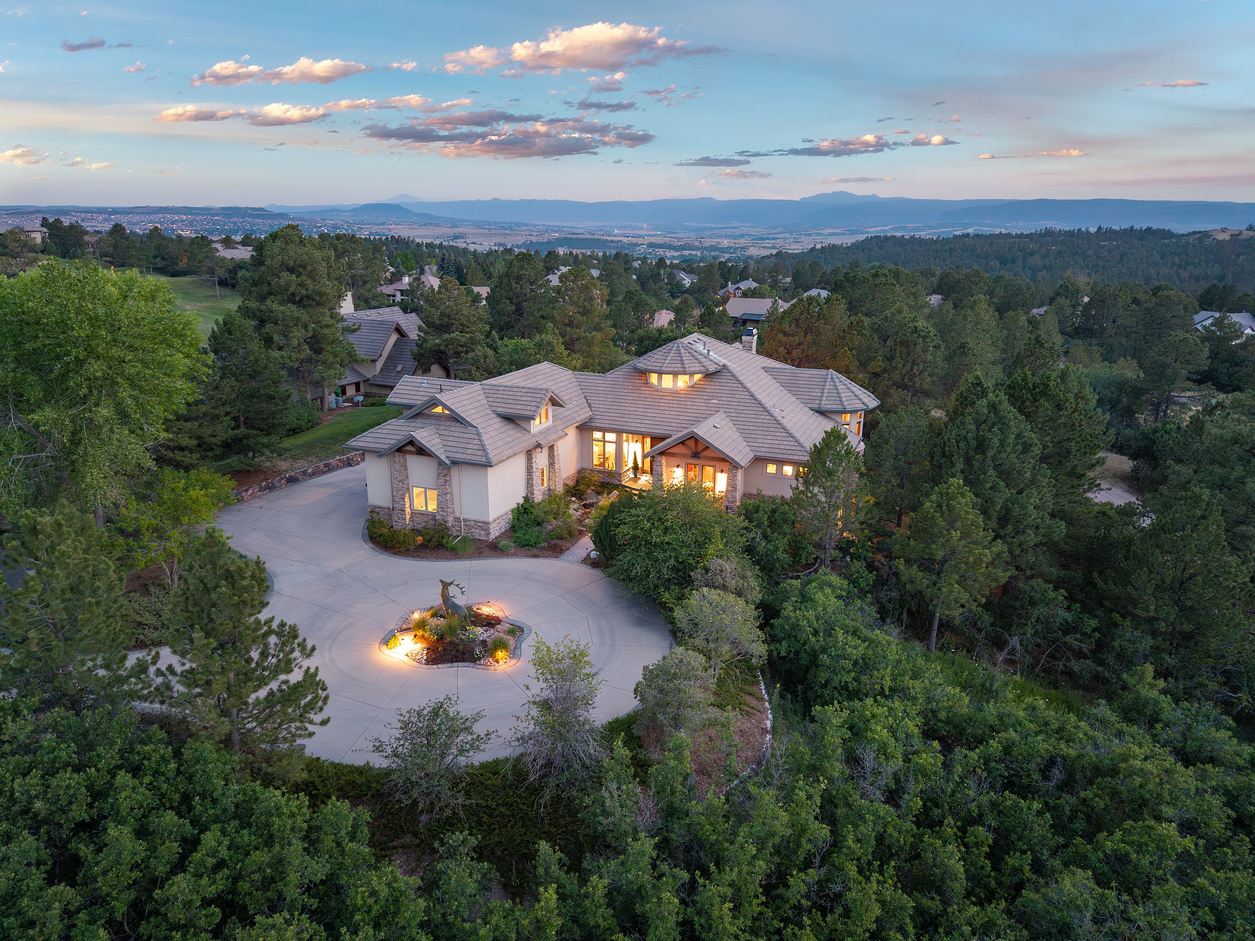  Tucked away on a quiet cul-de-sac in coveted Castle Pines Village - 物件實景