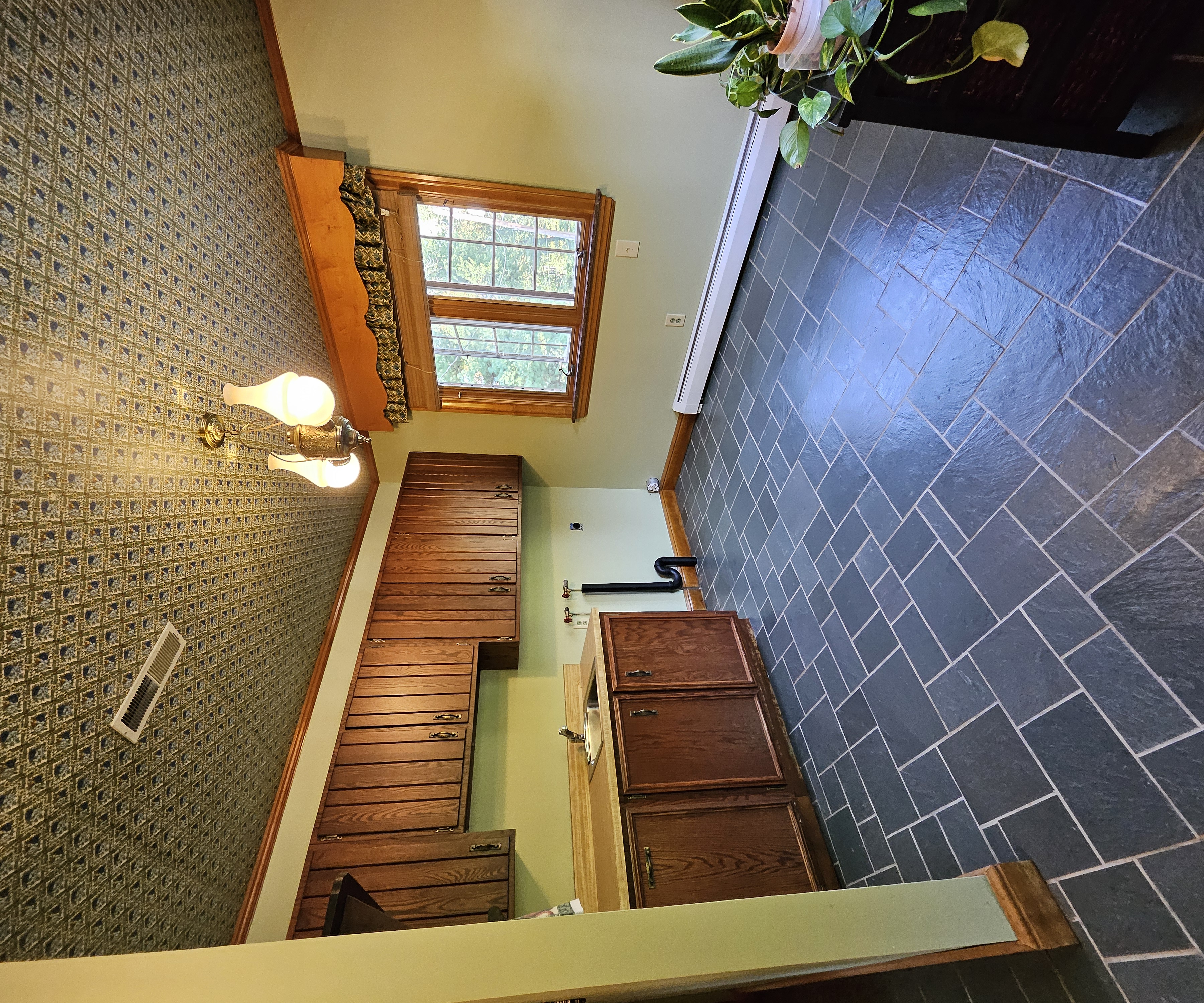 Hannibal, Missouri, 63401, United States, 3 Bedrooms Bedrooms, ,2 BathroomsBathrooms,Residential,For Sale,1981239