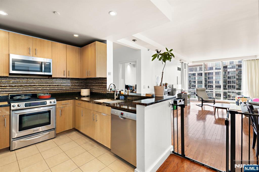 Jersey City, New Jersey, 07310, United States, 2 Bedrooms Bedrooms, ,2 BathroomsBathrooms,Residential,For Sale,1940399