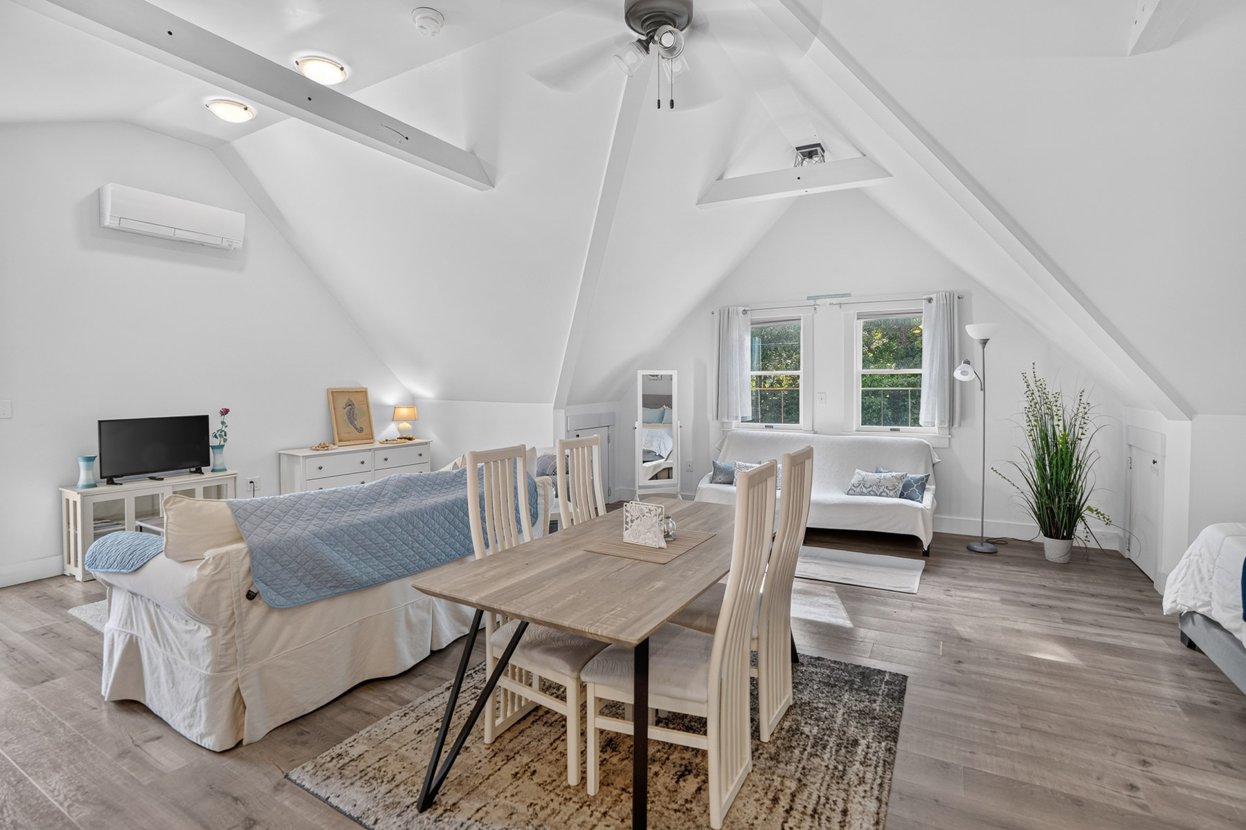  Expanded Cape-Style Home in Oak Bluffs - 物件實景